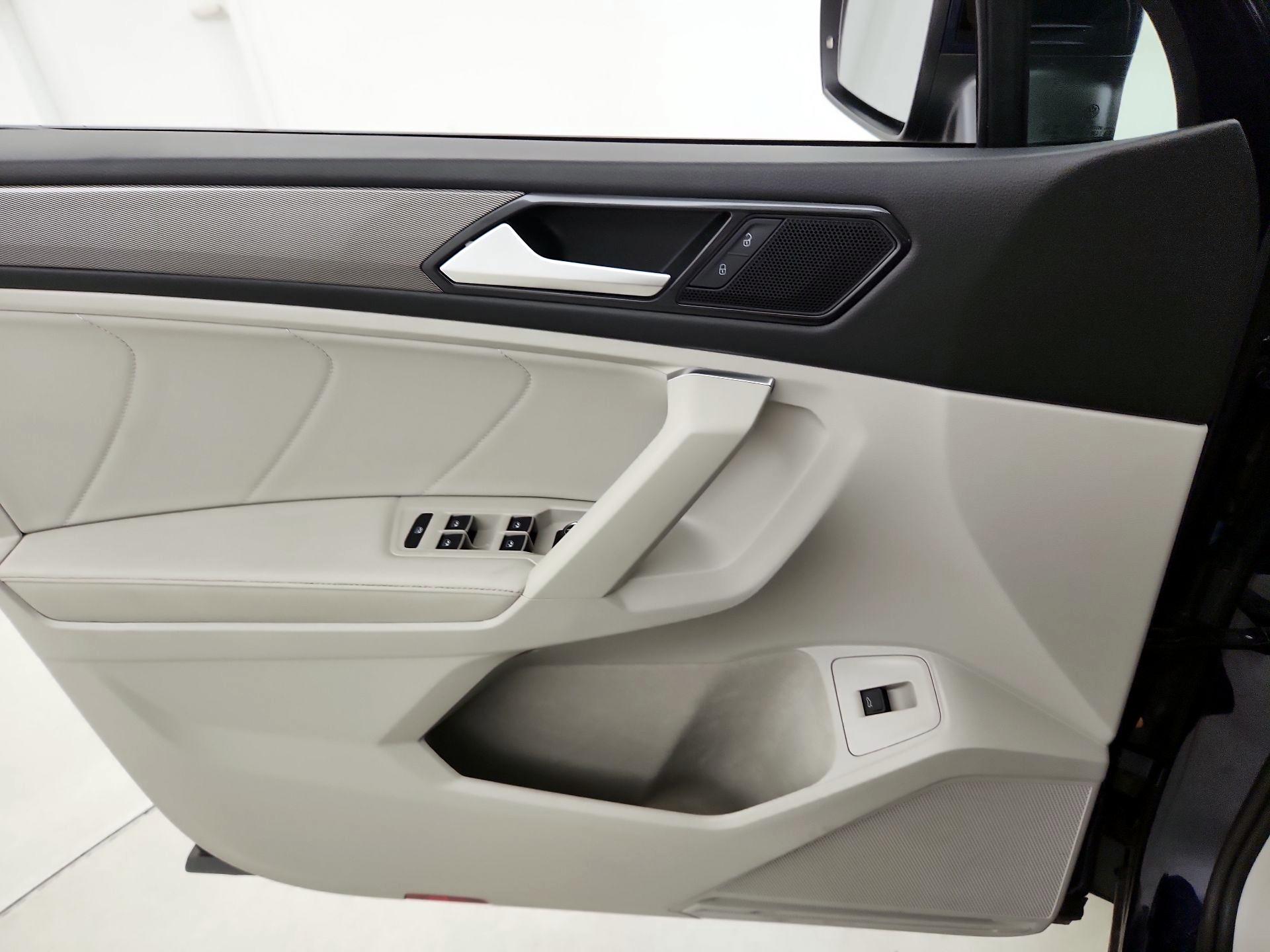 Thumbnail: 2023 Volkswagen Tiguan - 12