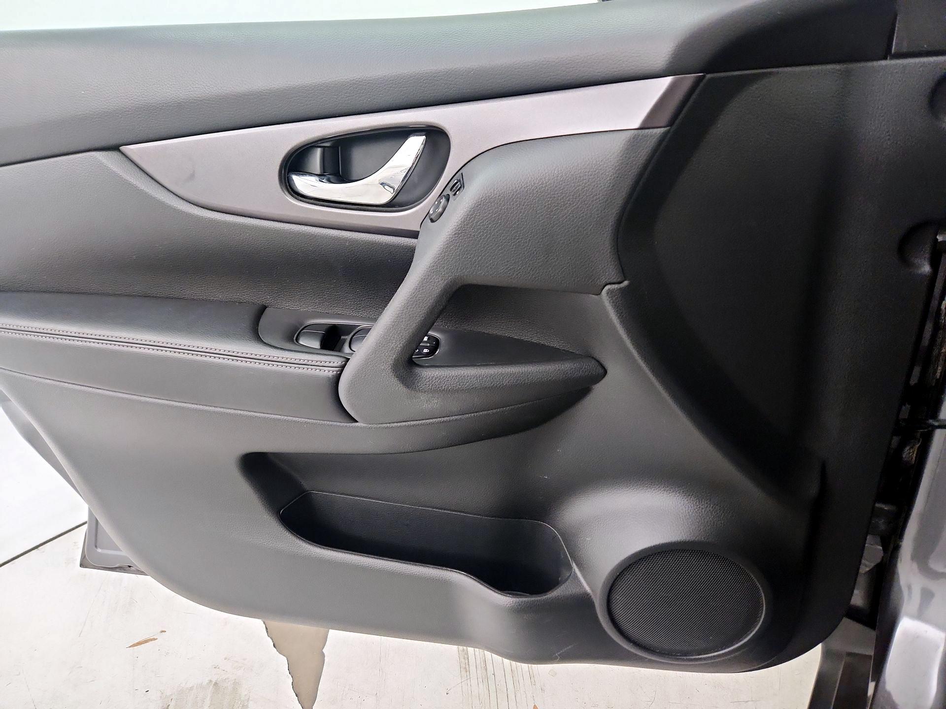 Thumbnail: 2016 Nissan Rogue - 12