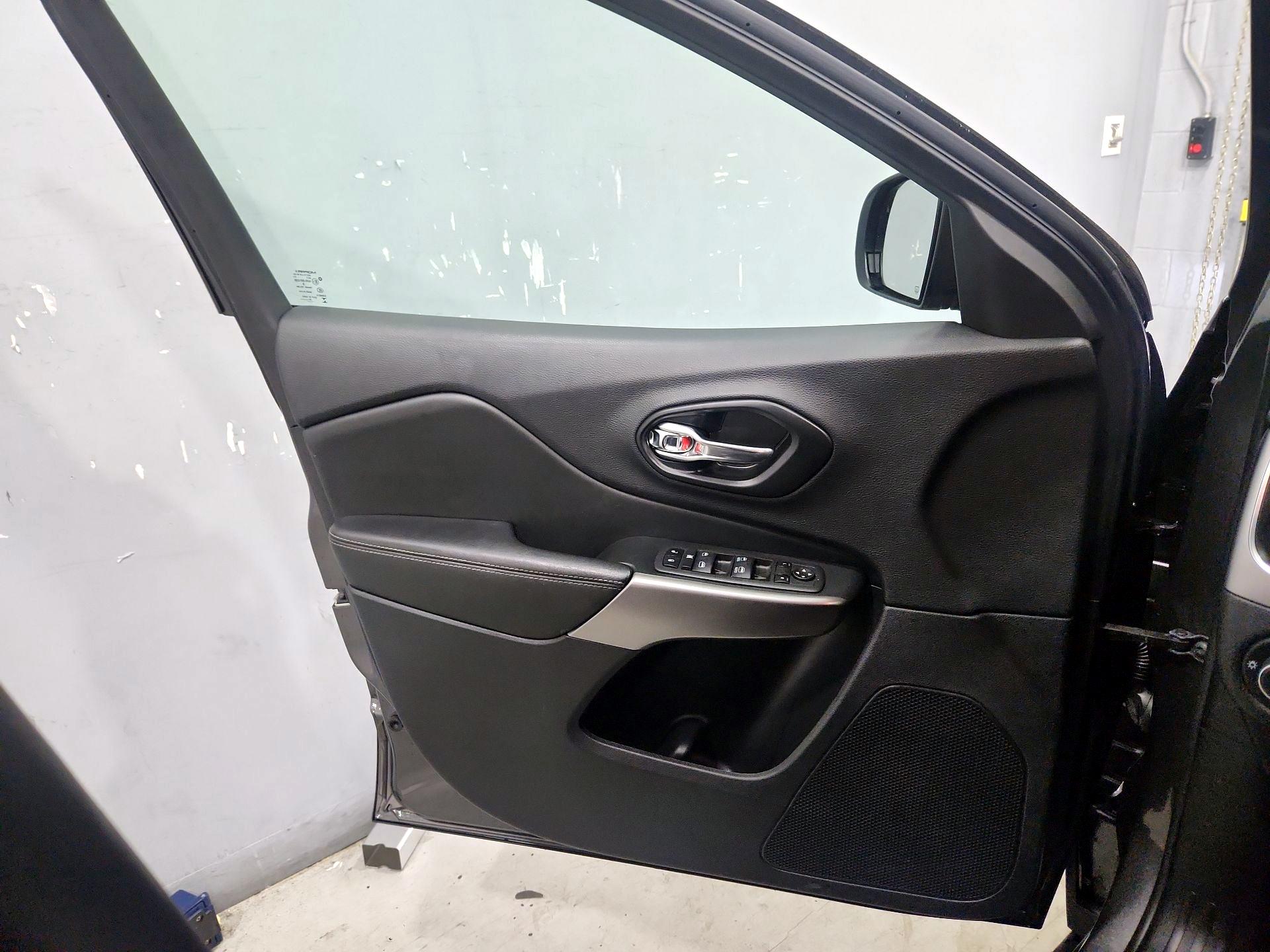 Thumbnail: 2022 Jeep Cherokee - 12