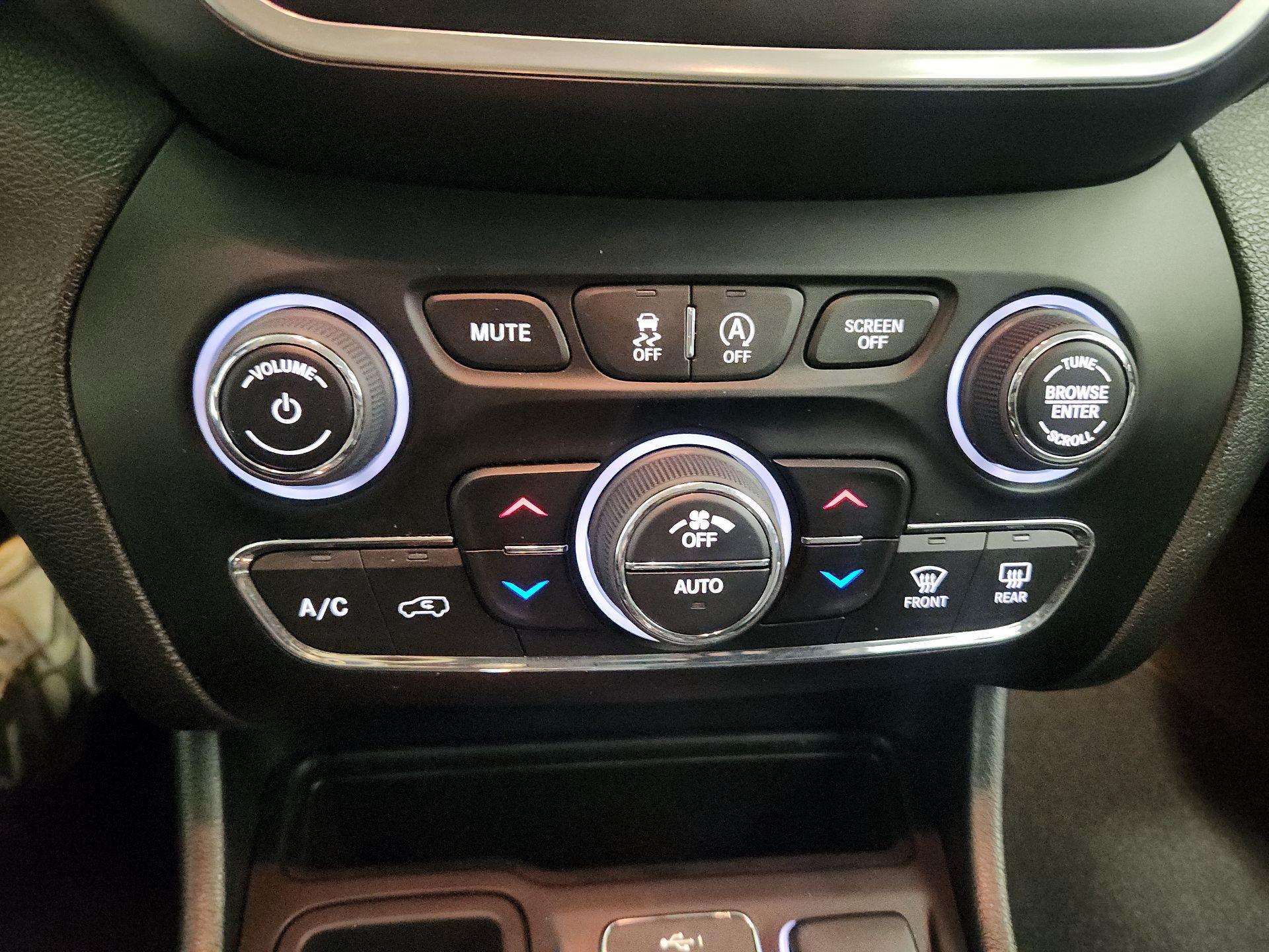 Thumbnail: 2022 Jeep Cherokee - 16