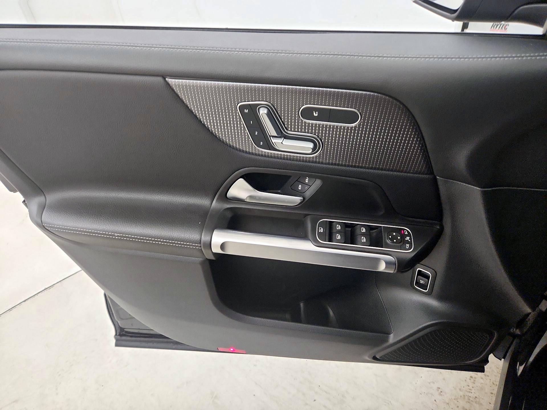 Thumbnail: 2023 Mercedes-Benz GLB - 12