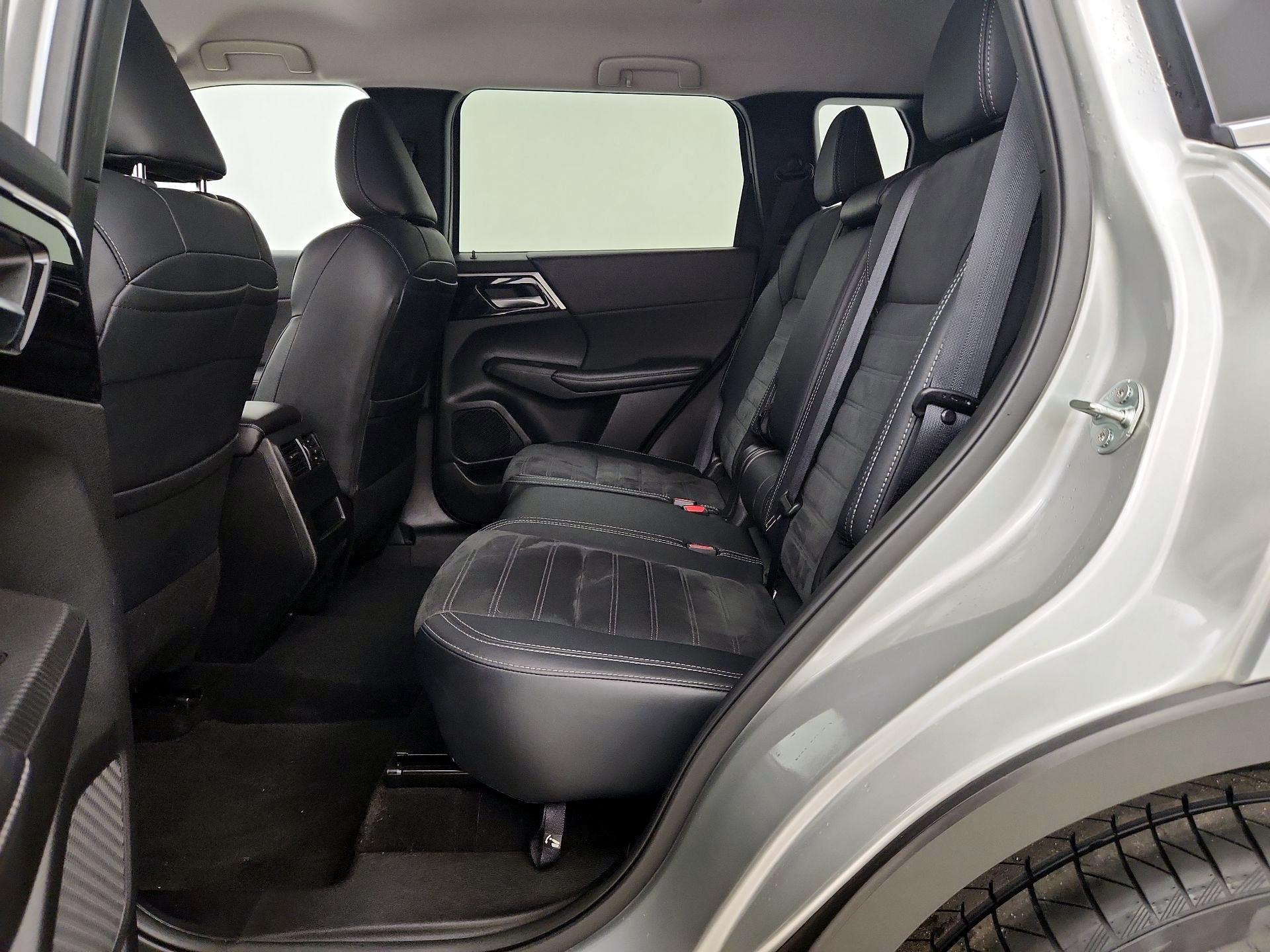 Thumbnail: 2024 Mitsubishi Outlander - 20