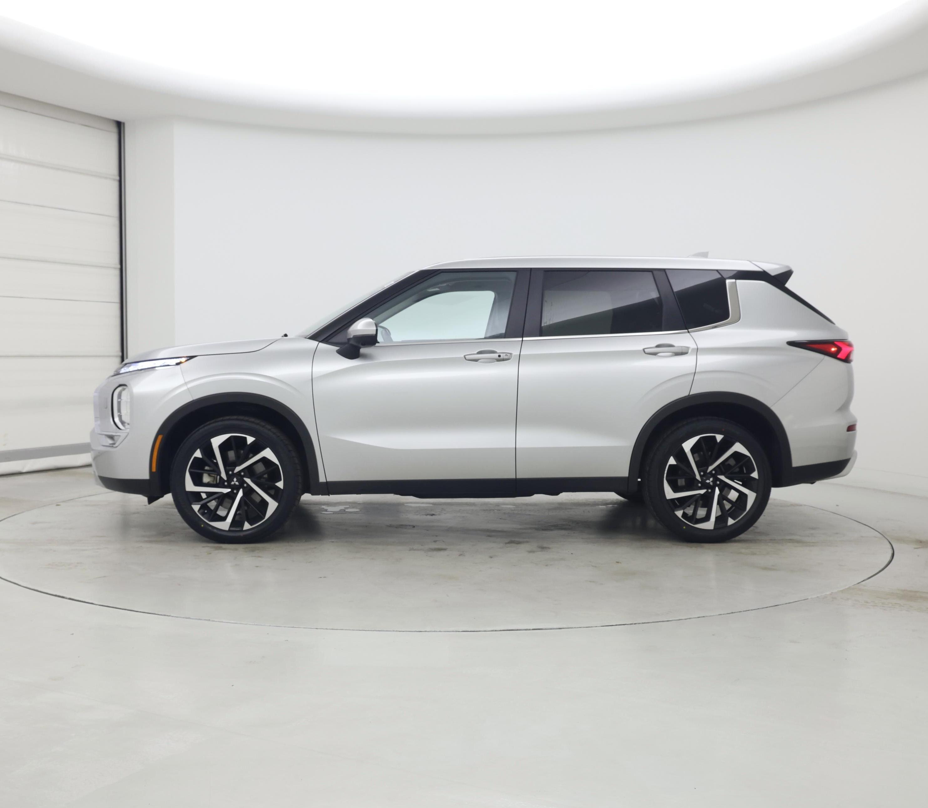 Thumbnail: 2024 Mitsubishi Outlander - 3