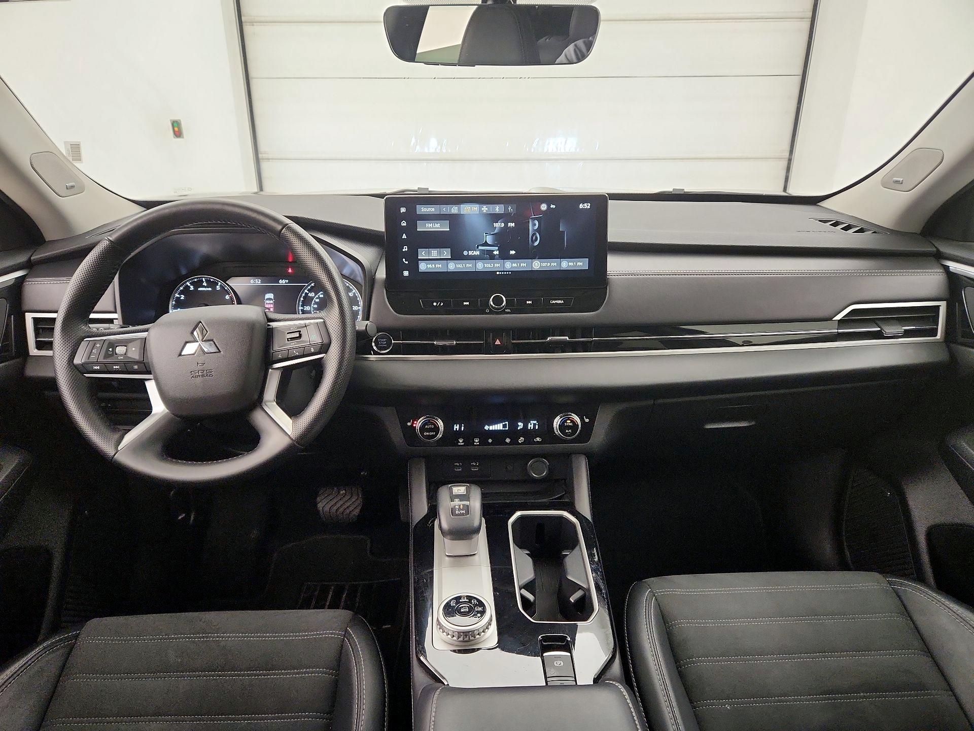 Thumbnail: 2025 Mitsubishi Outlander - 9