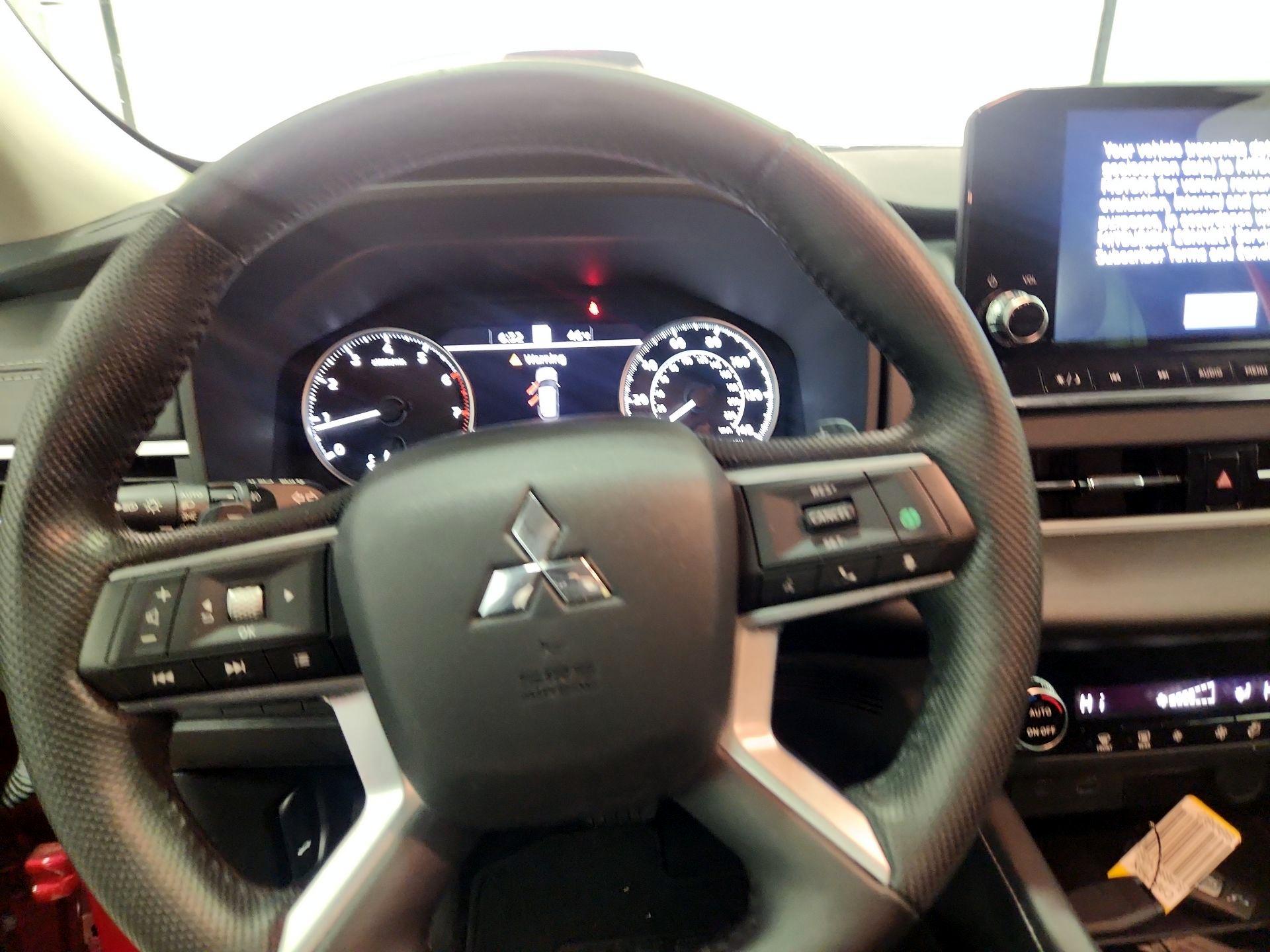 Thumbnail: 2023 Mitsubishi Outlander - 10