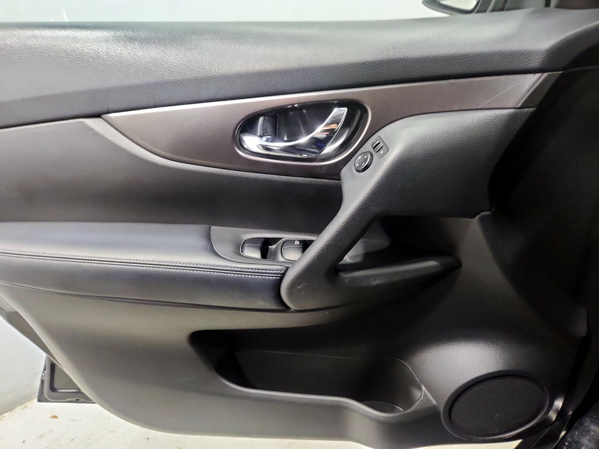 Thumbnail: 2016 Nissan Rogue - 12