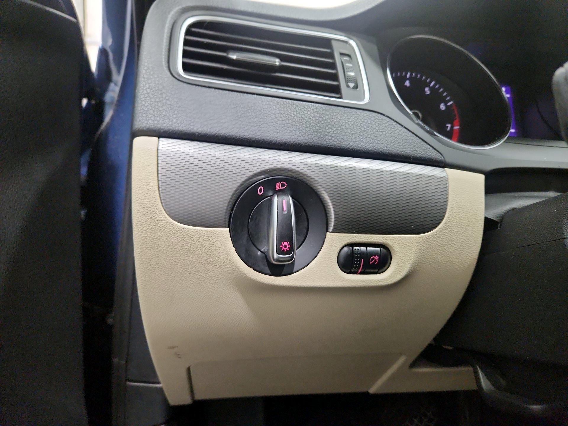 Thumbnail: 2018 Volkswagen Jetta - 13