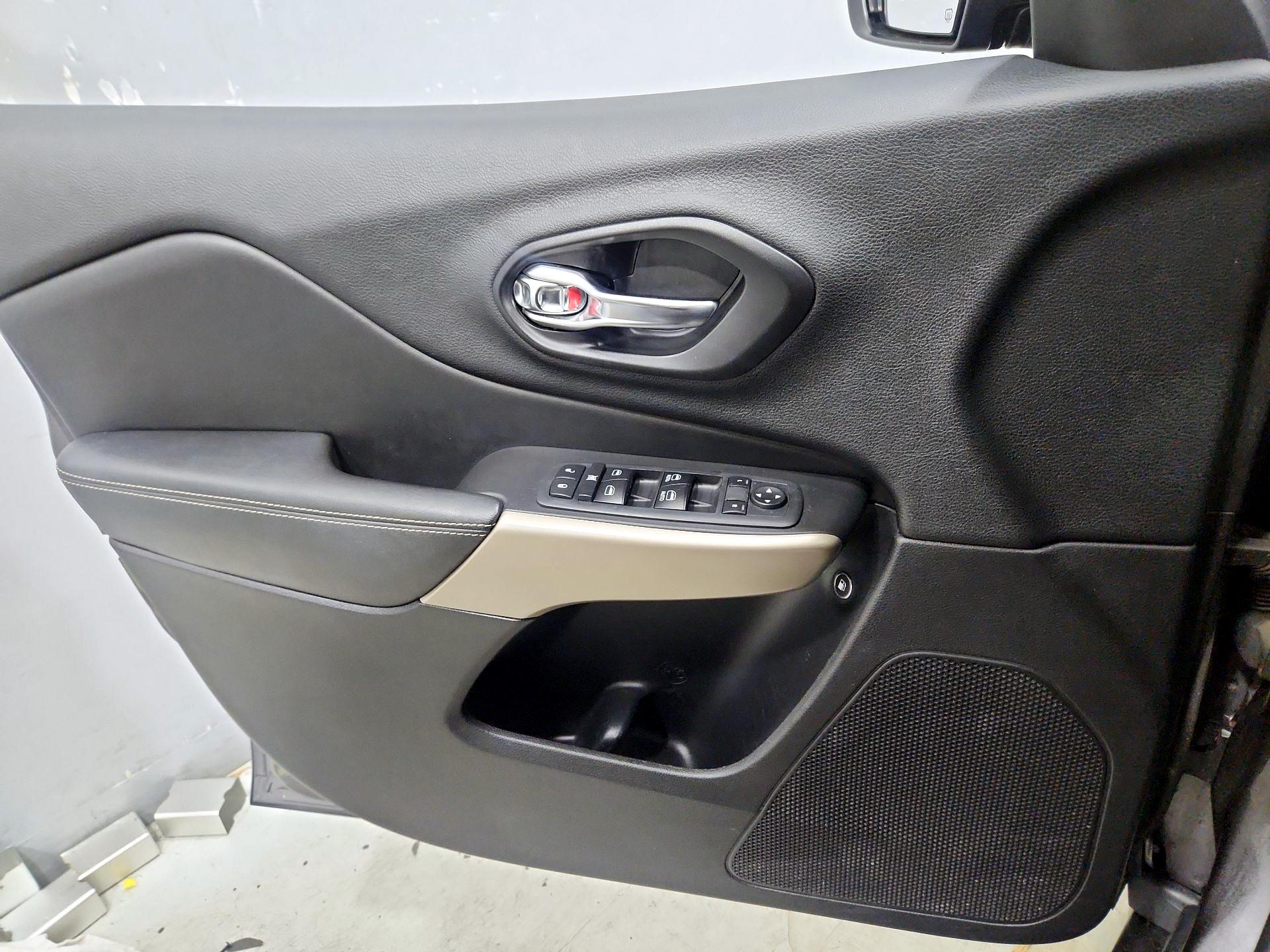 Thumbnail: 2018 Jeep Cherokee - 12