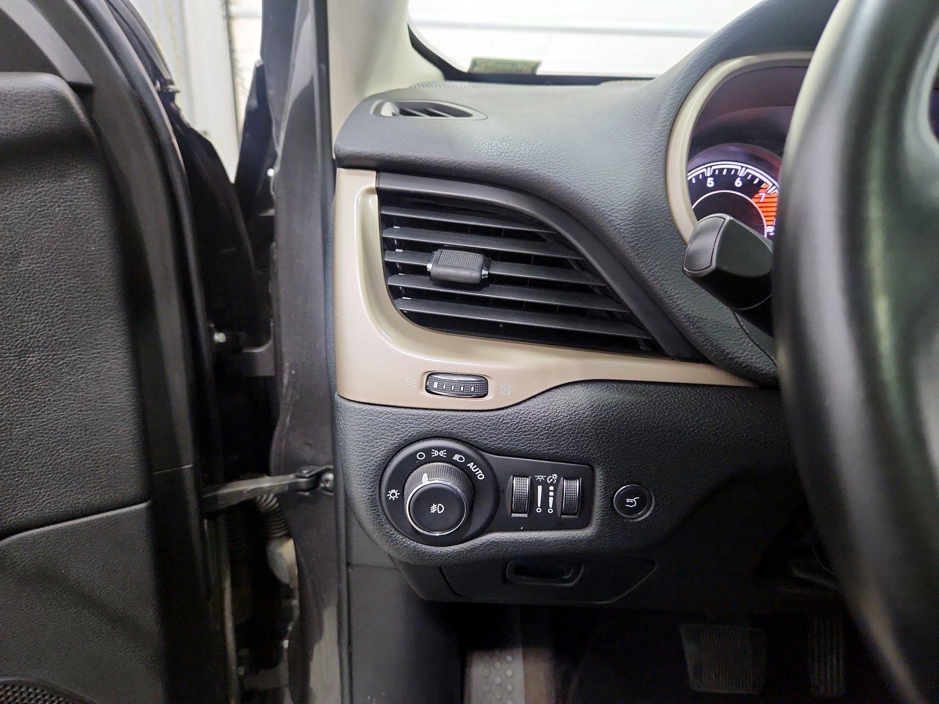 Thumbnail: 2018 Jeep Cherokee - 13