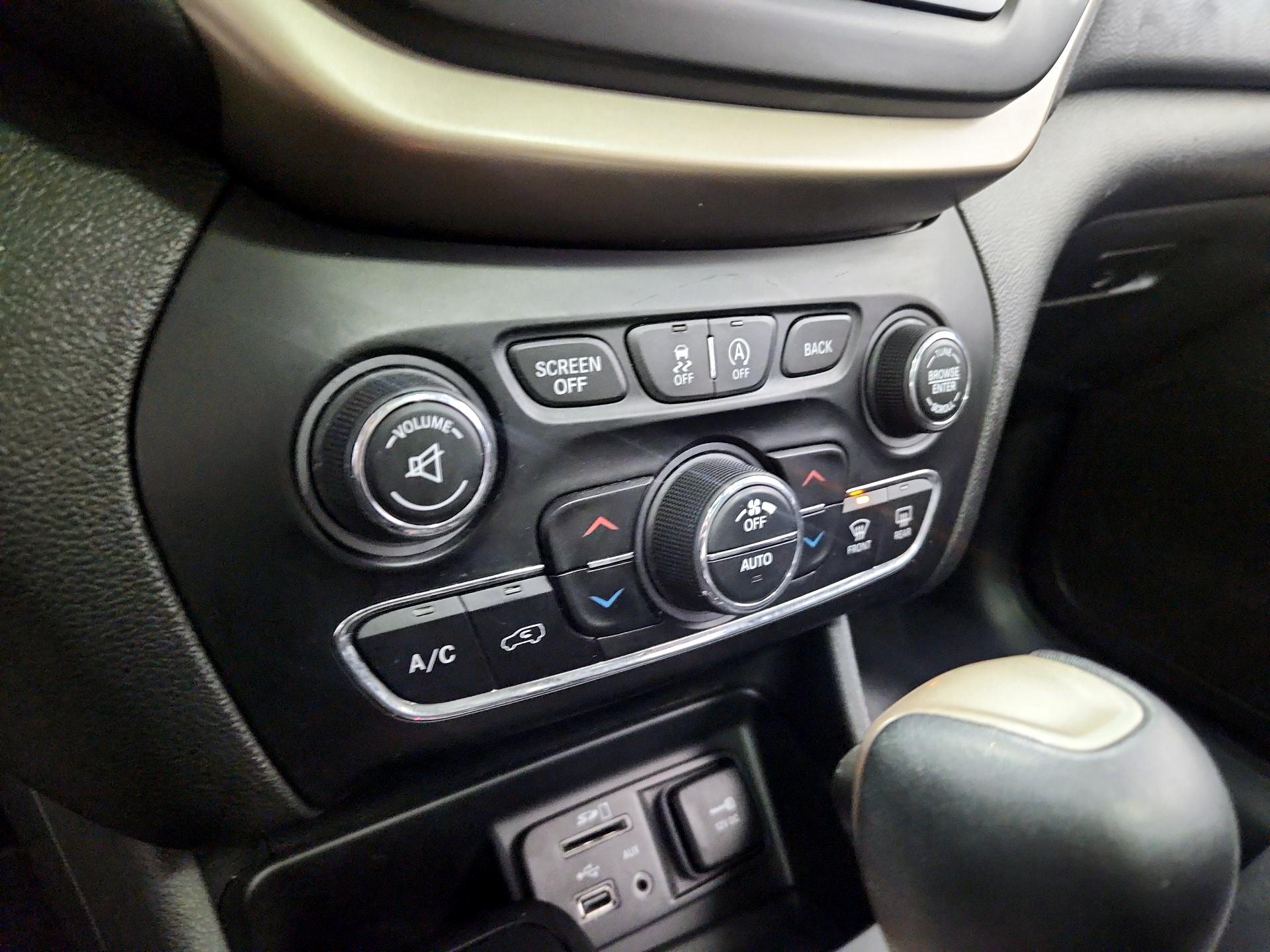 Thumbnail: 2018 Jeep Cherokee - 16