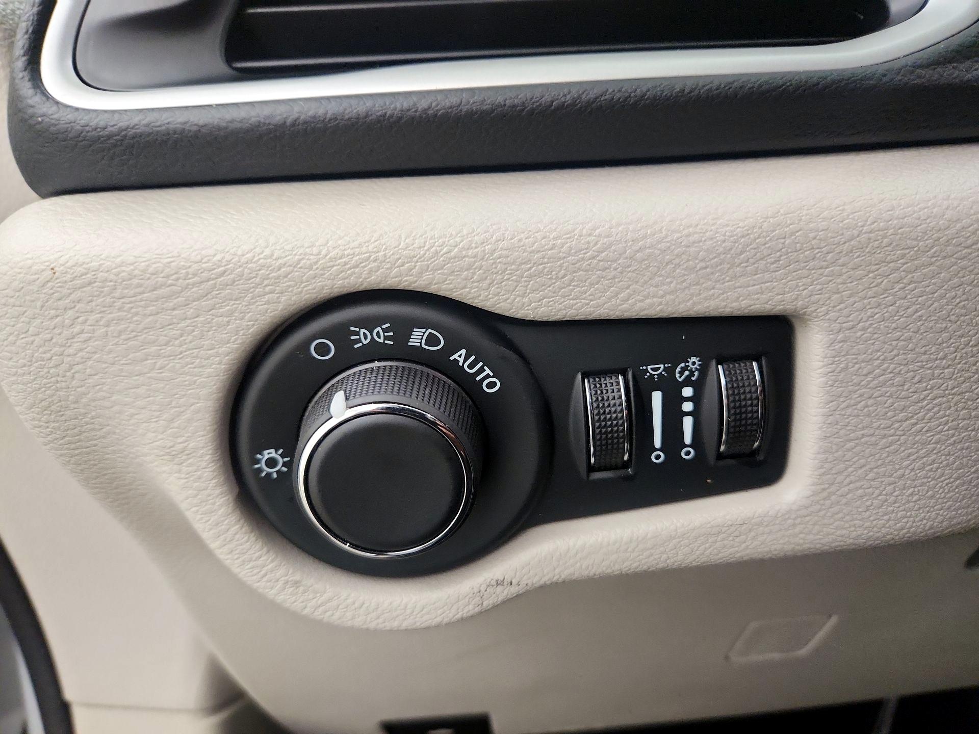 Thumbnail: 2024 Chrysler Voyager - 13