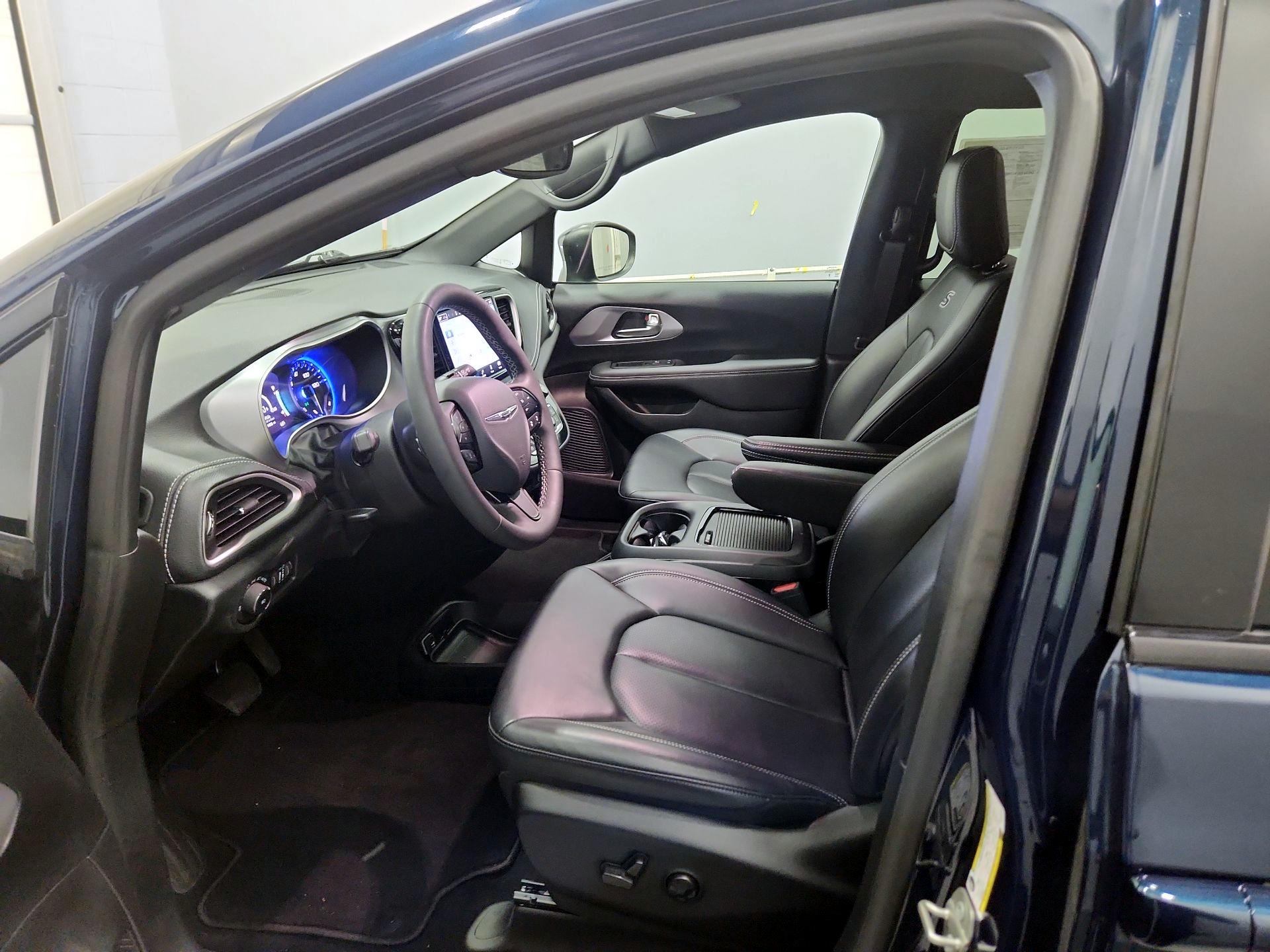 Thumbnail: 2023 Chrysler Pacifica - 11