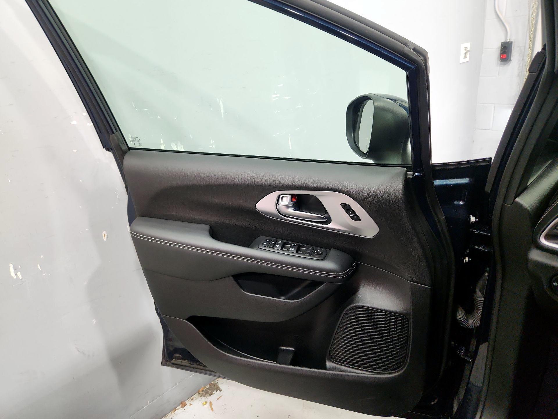 Thumbnail: 2023 Chrysler Pacifica - 12