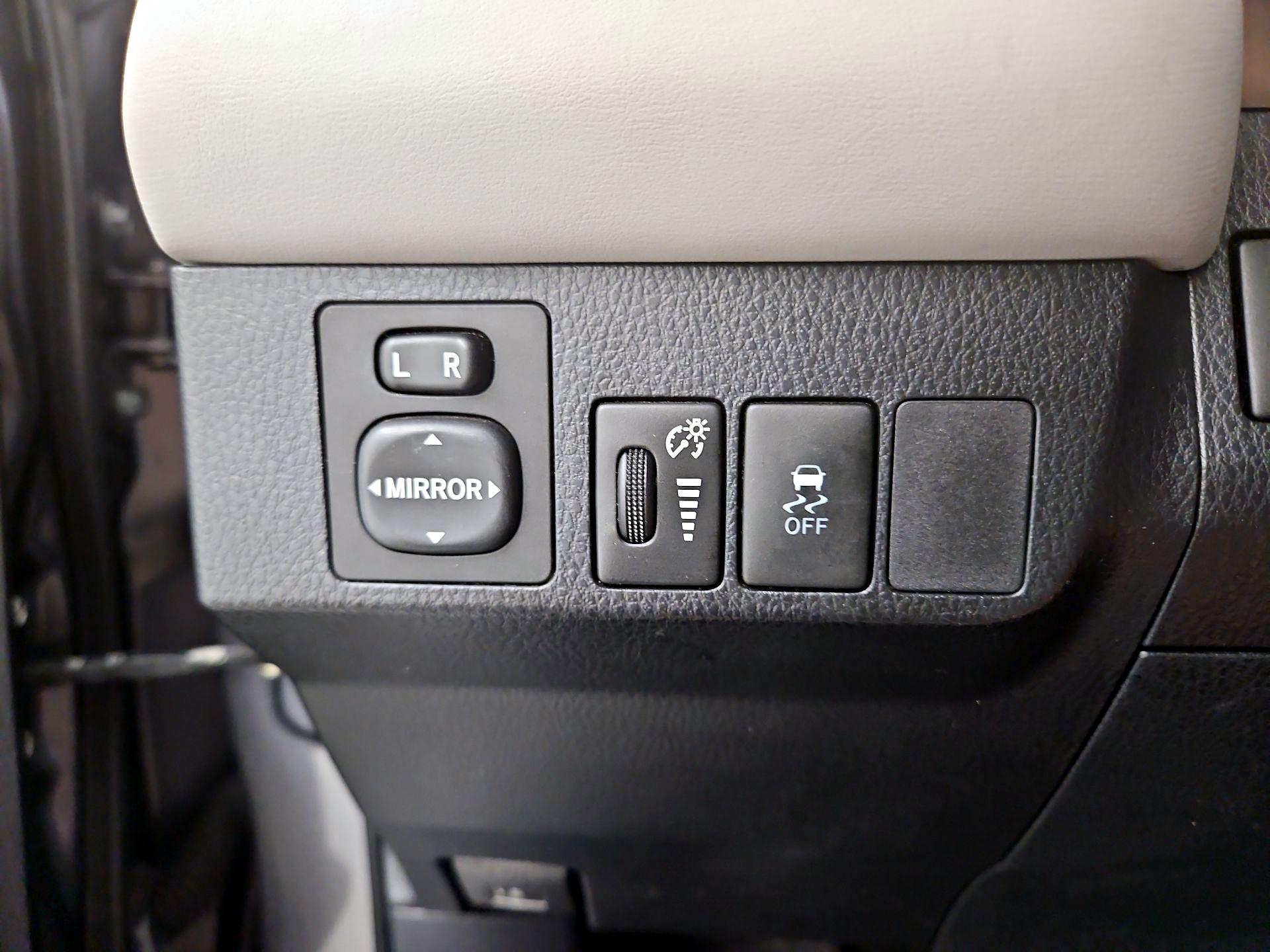 Thumbnail: 2014 Toyota RAV4 - 13