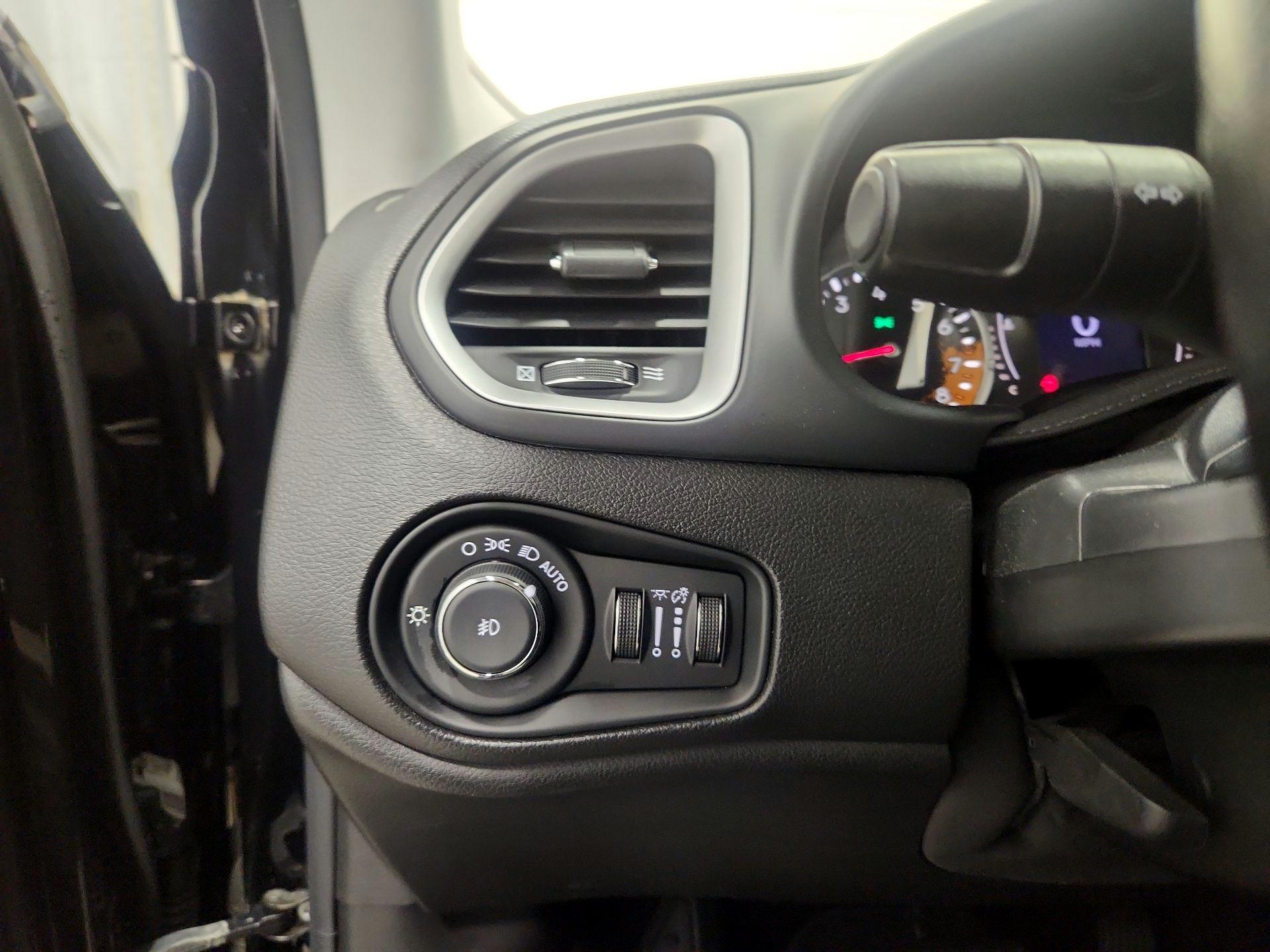 Thumbnail: 2015 Jeep Renegade - 13