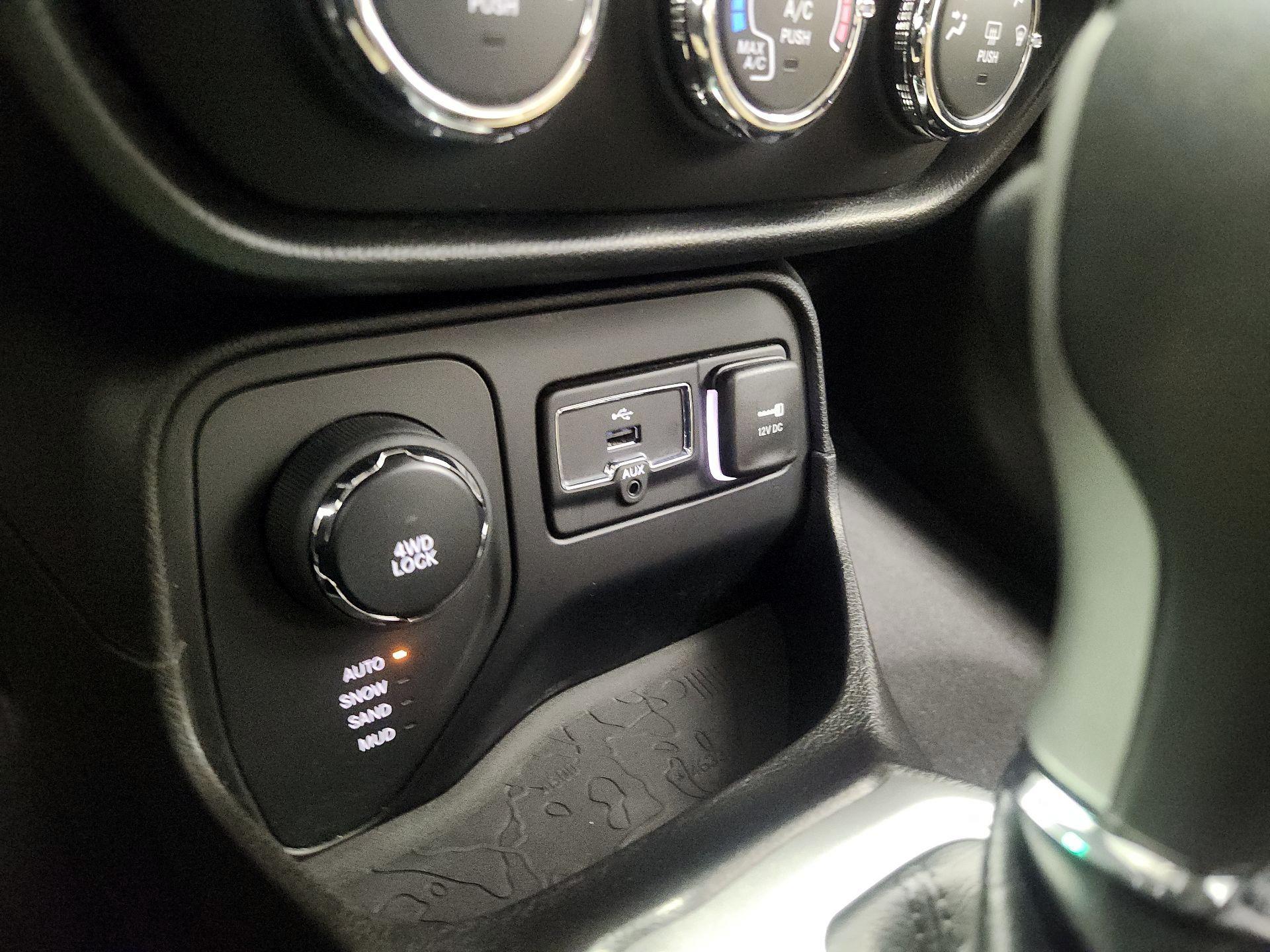 Thumbnail: 2015 Jeep Renegade - 18