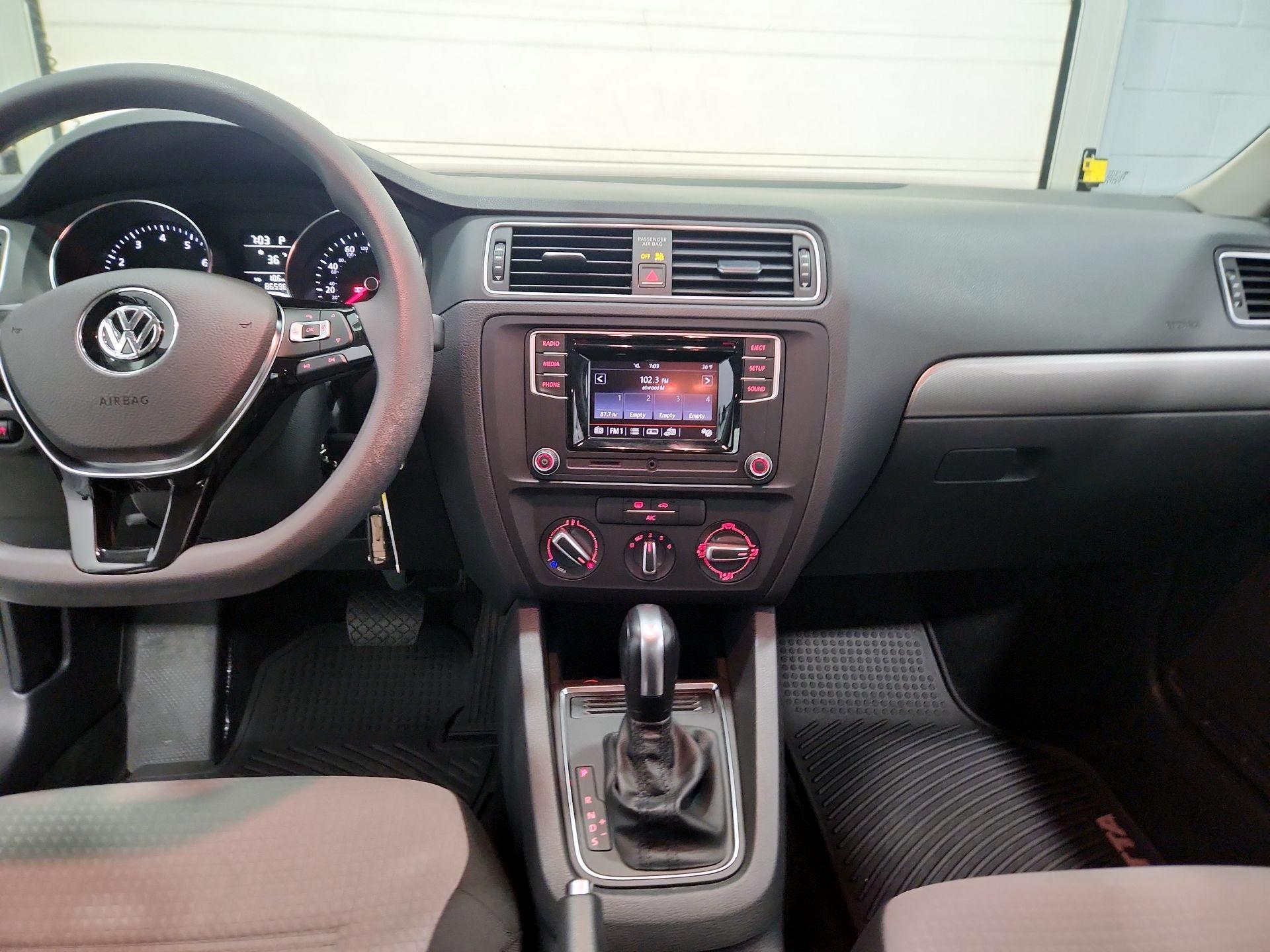 Thumbnail: 2017 Volkswagen Jetta - 9