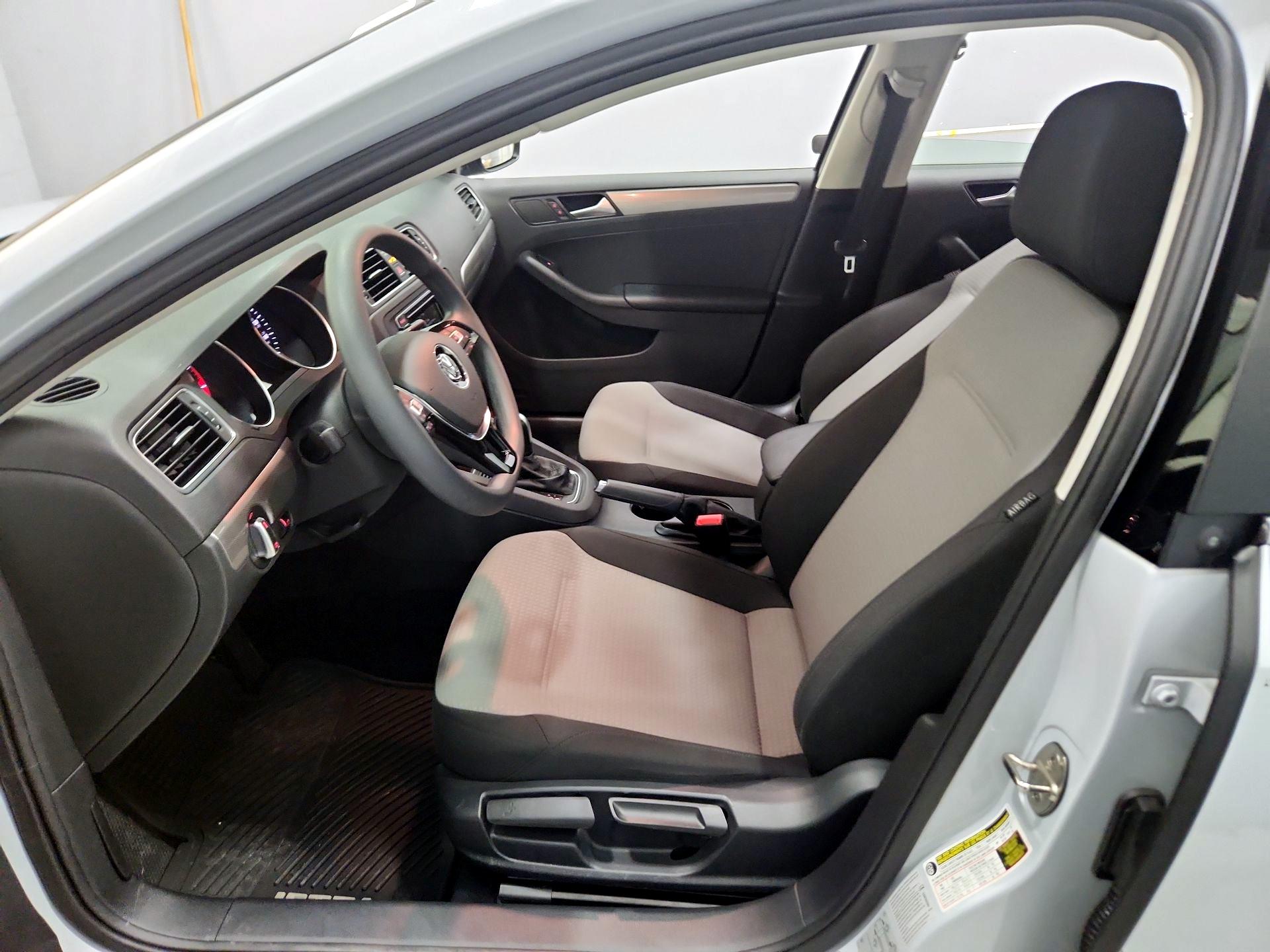 Thumbnail: 2017 Volkswagen Jetta - 11