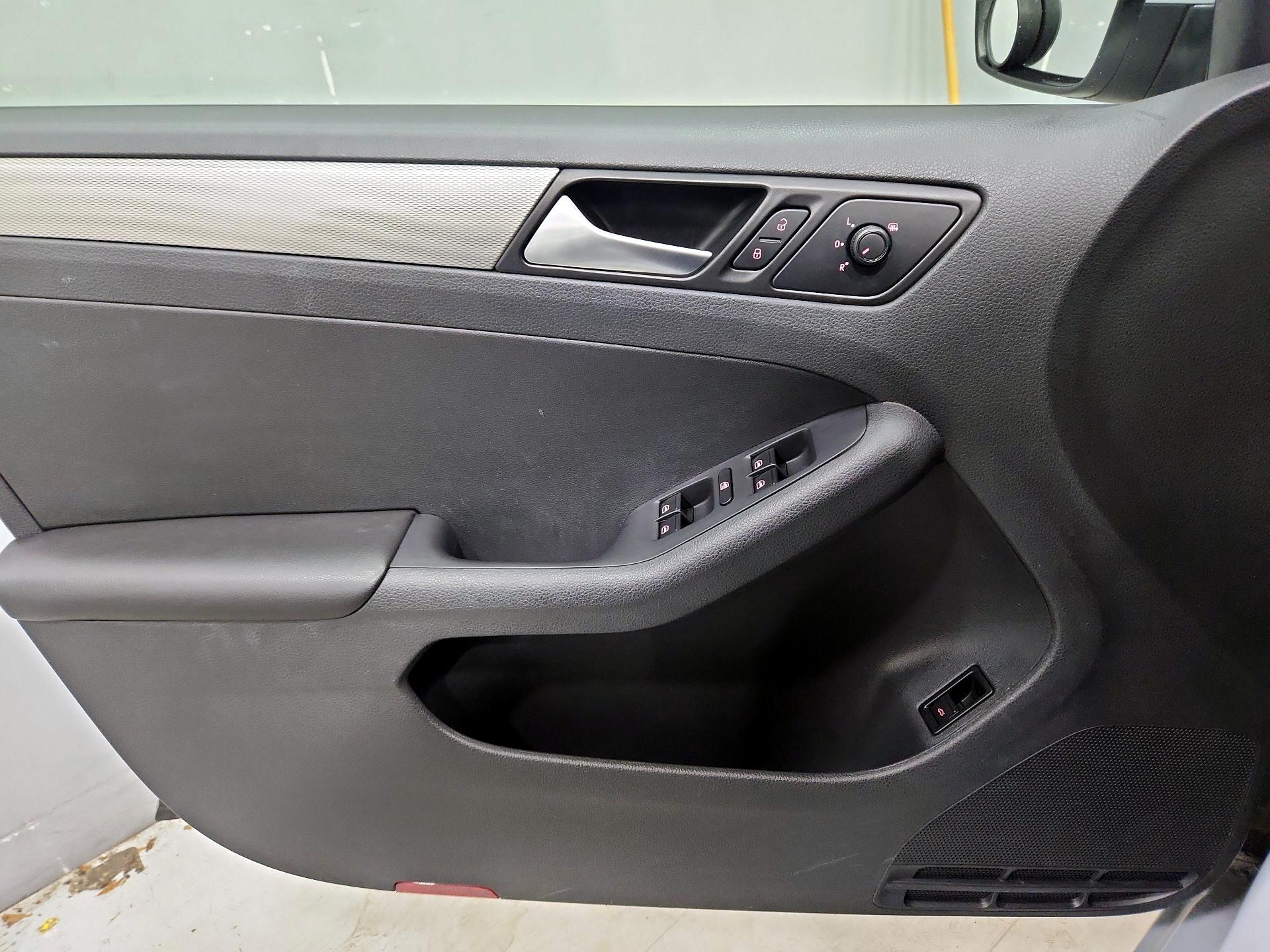 Thumbnail: 2017 Volkswagen Jetta - 12