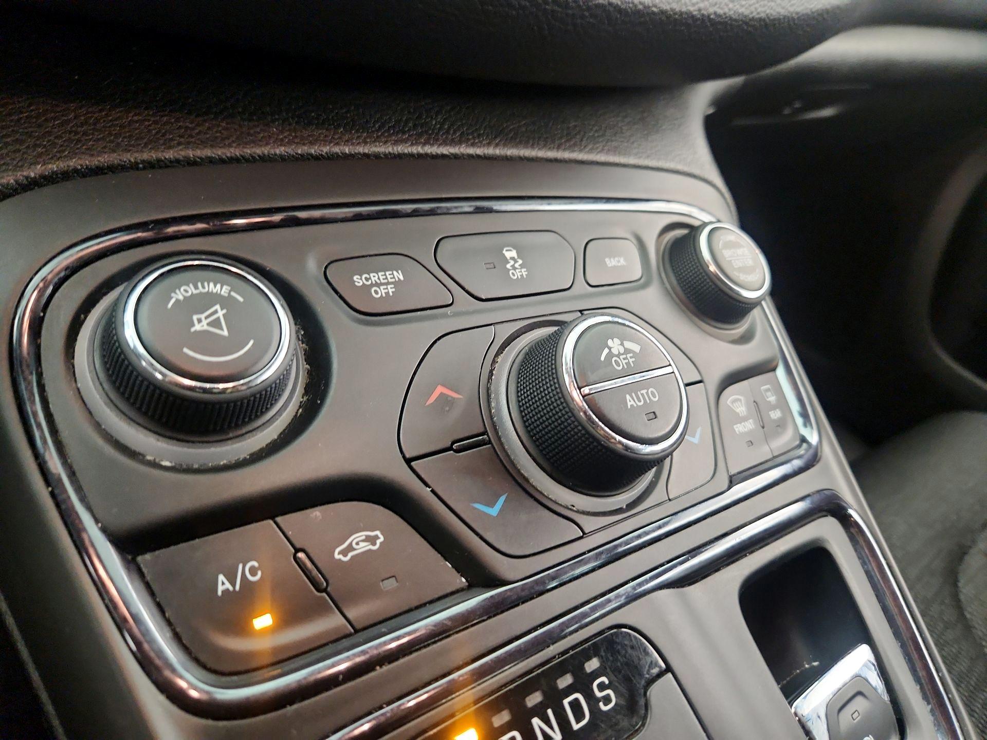 Thumbnail: 2015 Chrysler 200 - 14