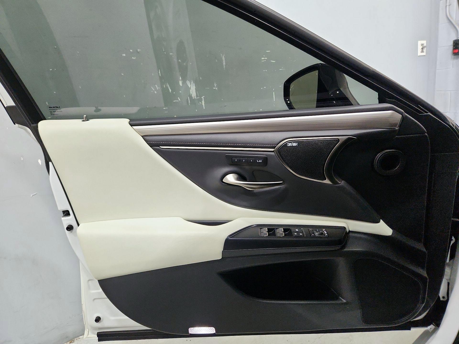 Thumbnail: 2021 Lexus ES - 12