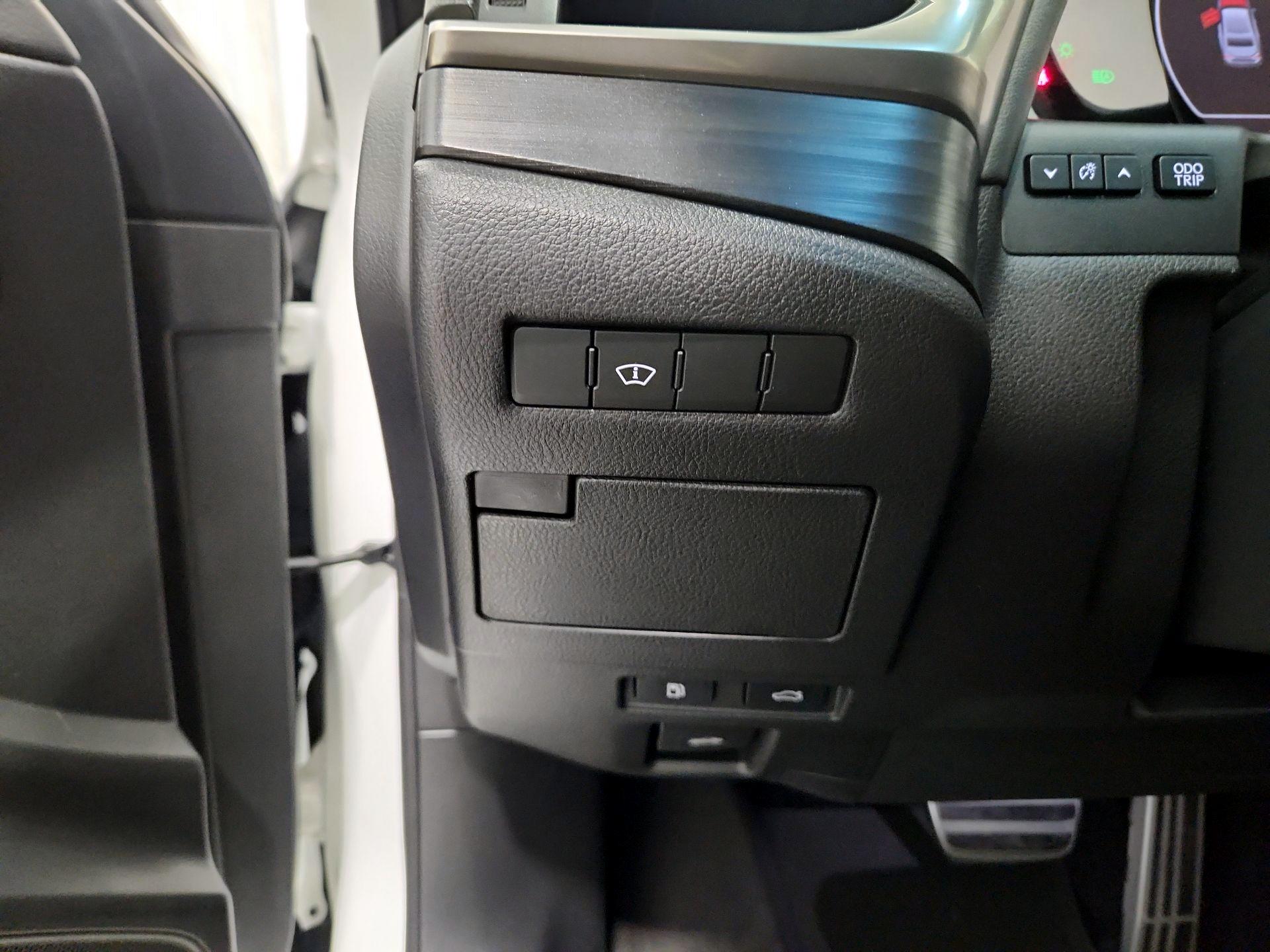 Thumbnail: 2021 Lexus ES - 13