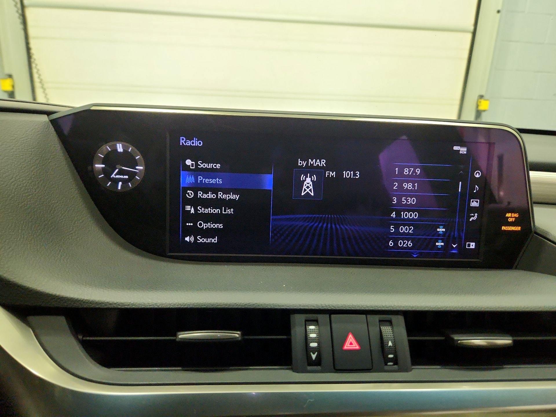 Thumbnail: 2021 Lexus ES - 16