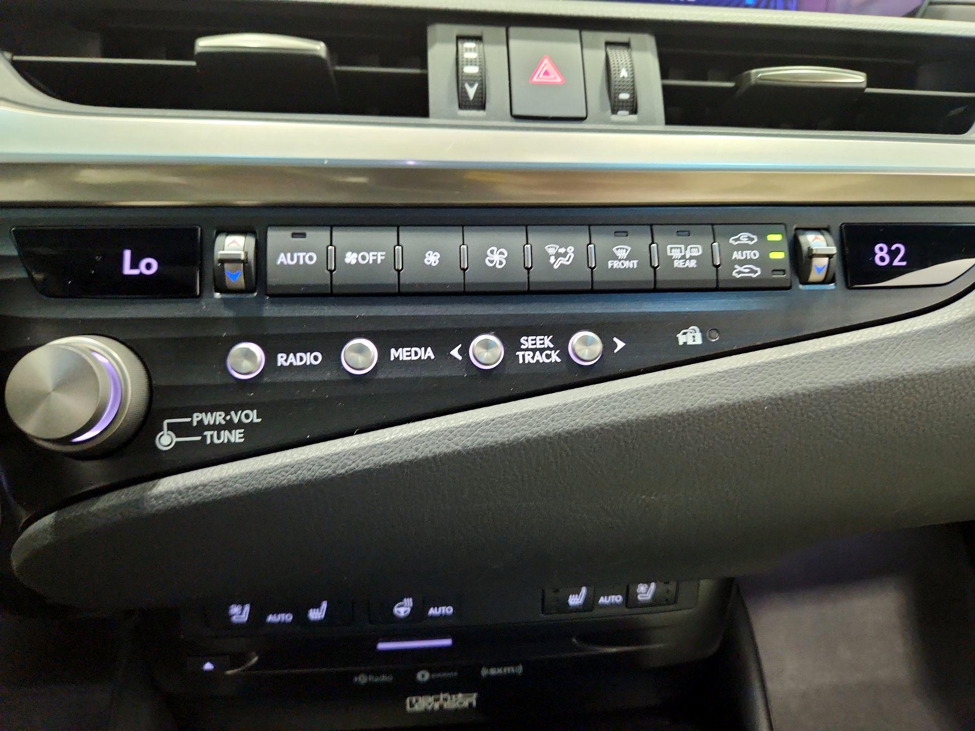 Thumbnail: 2021 Lexus ES - 17