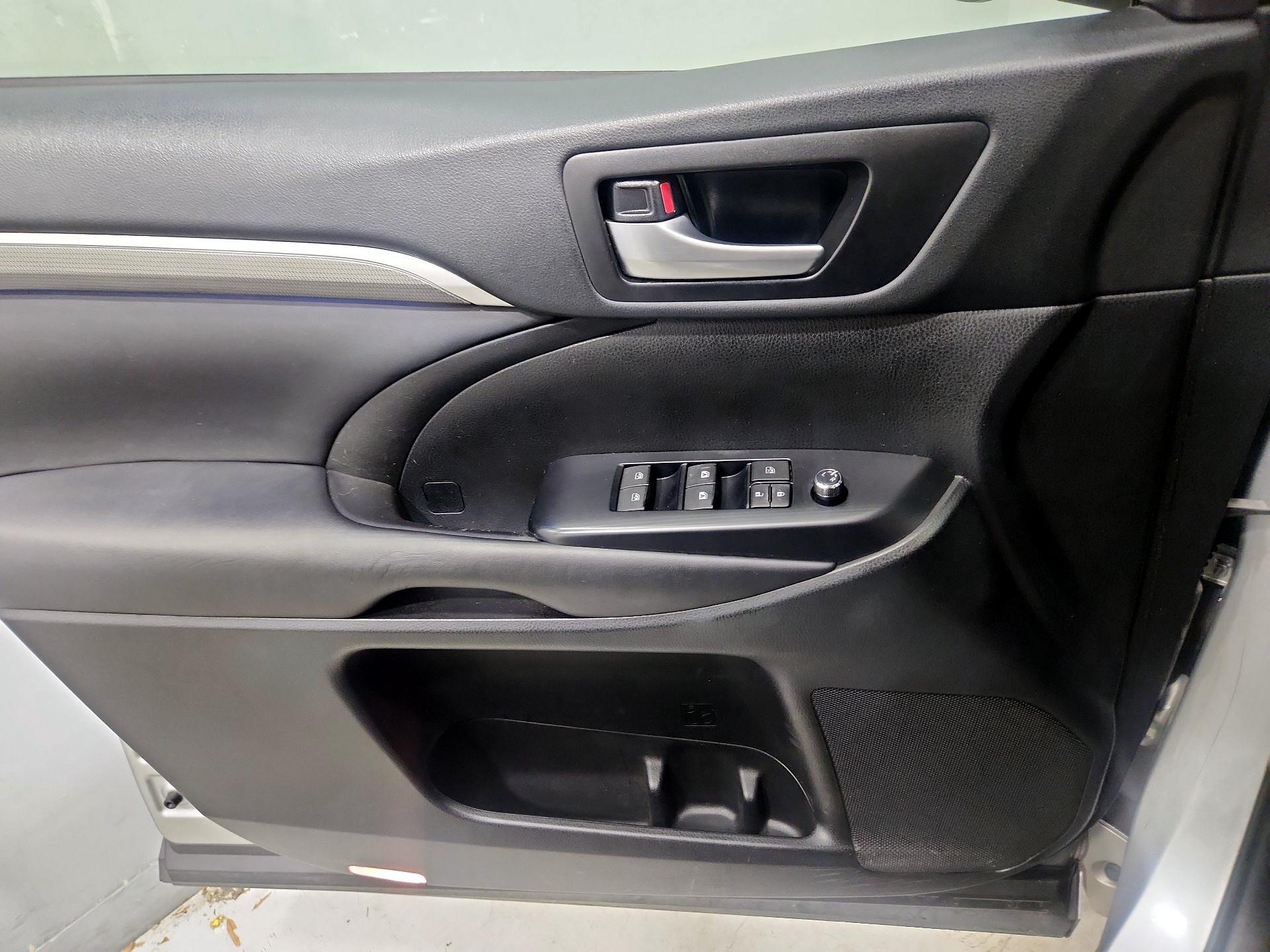 Thumbnail: 2018 Toyota Highlander - 12