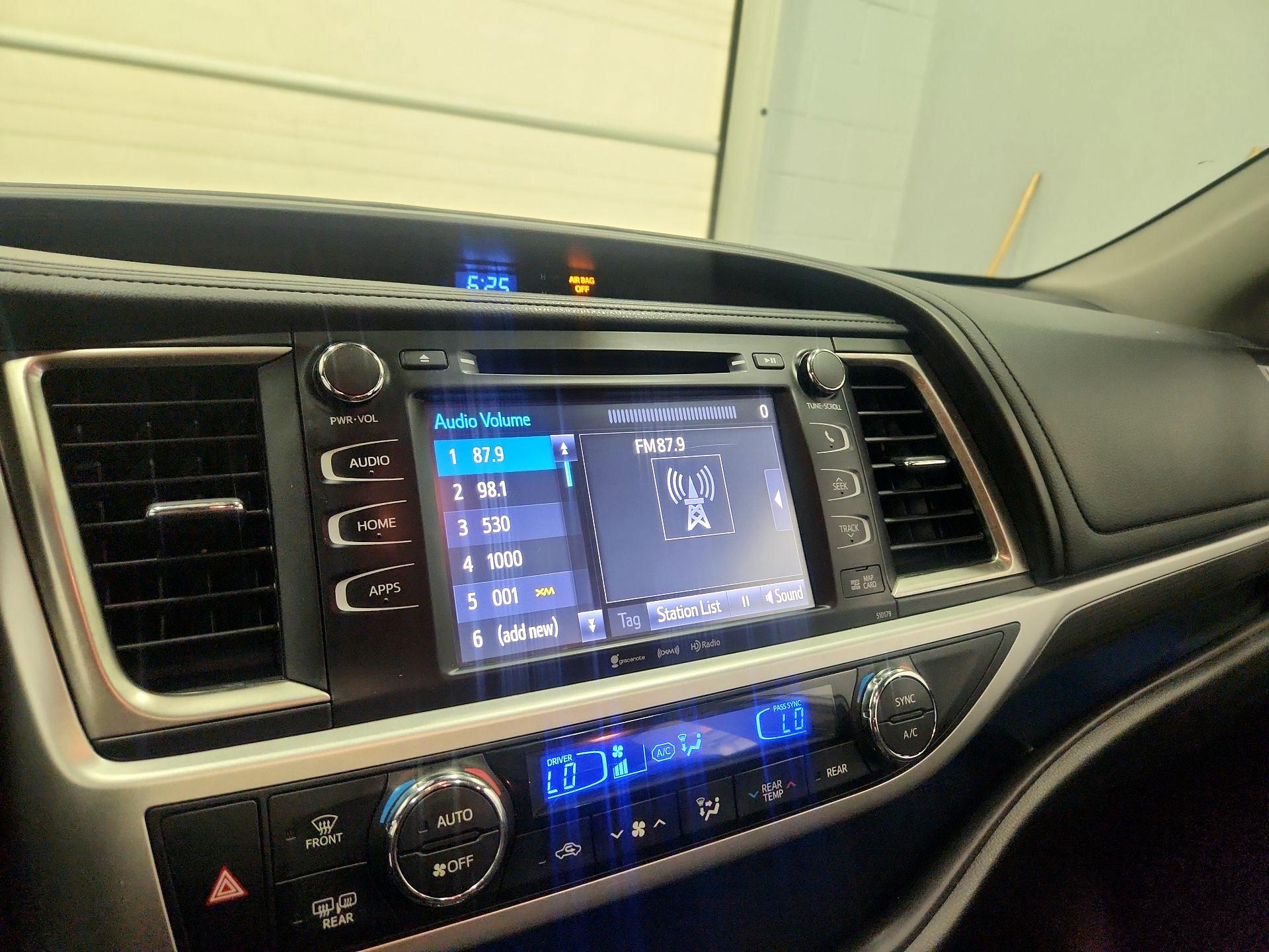 Thumbnail: 2018 Toyota Highlander - 16