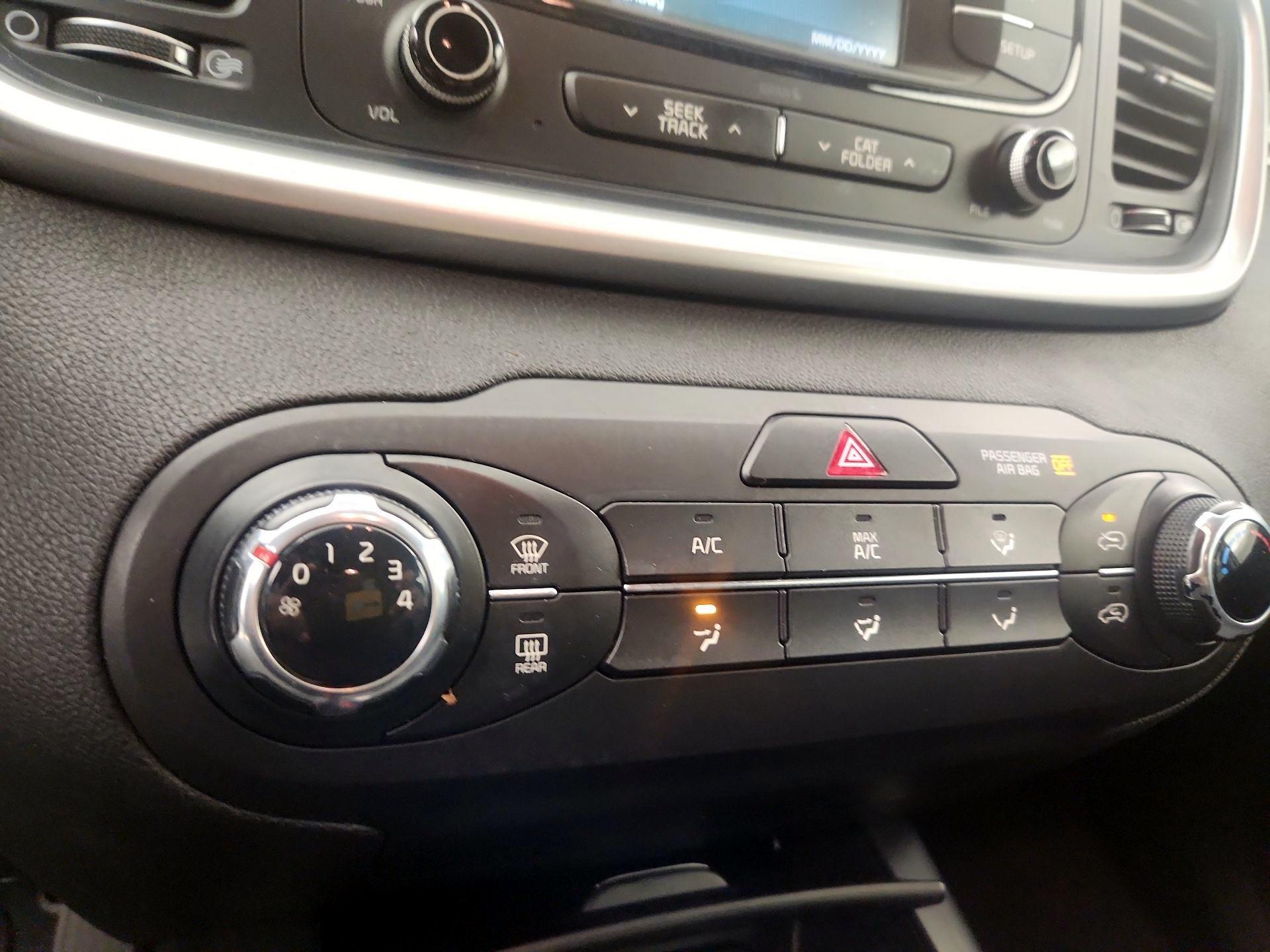 Thumbnail: 2016 Kia Sorento - 16