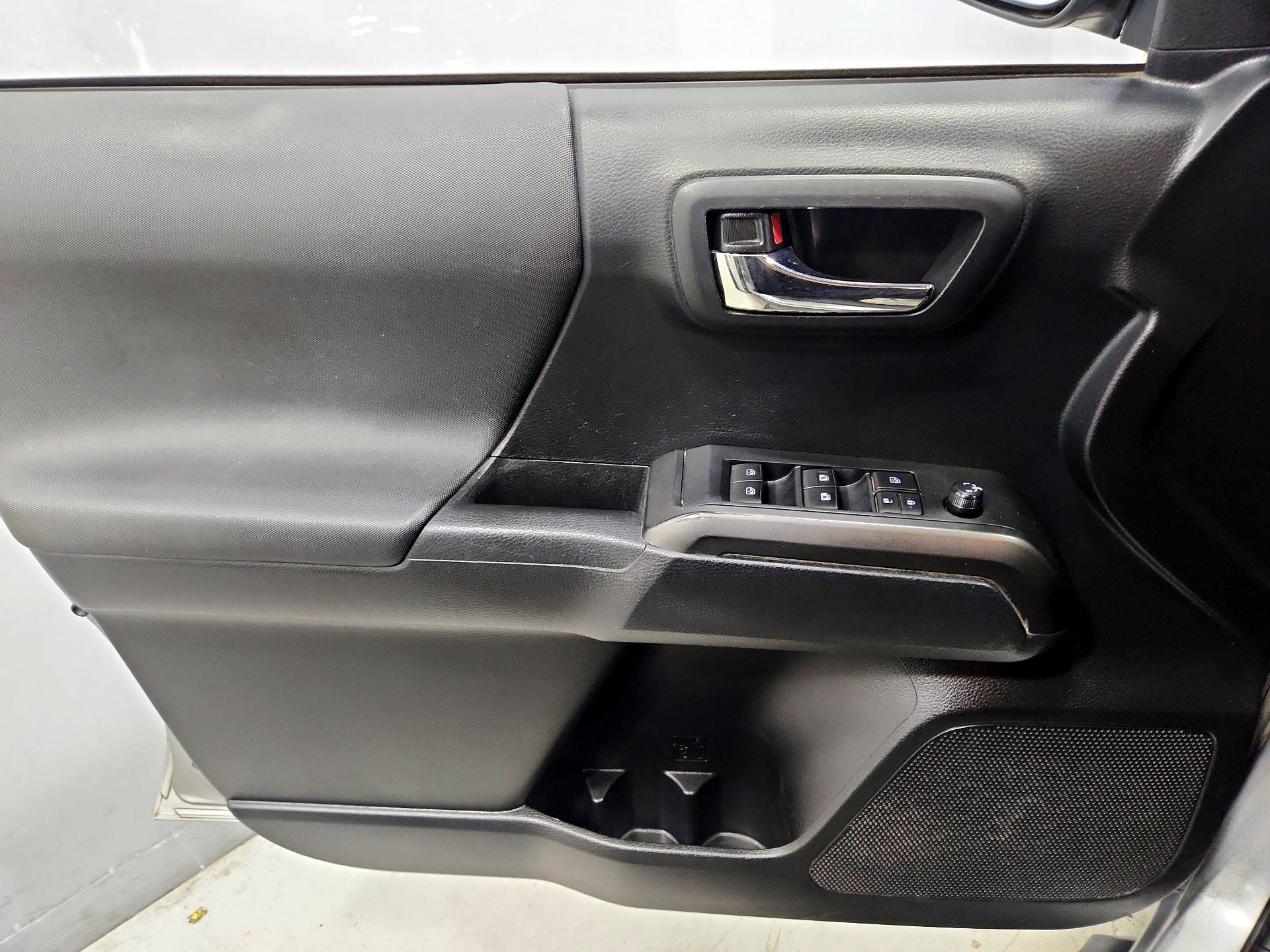 Thumbnail: 2019 Toyota Tacoma - 12