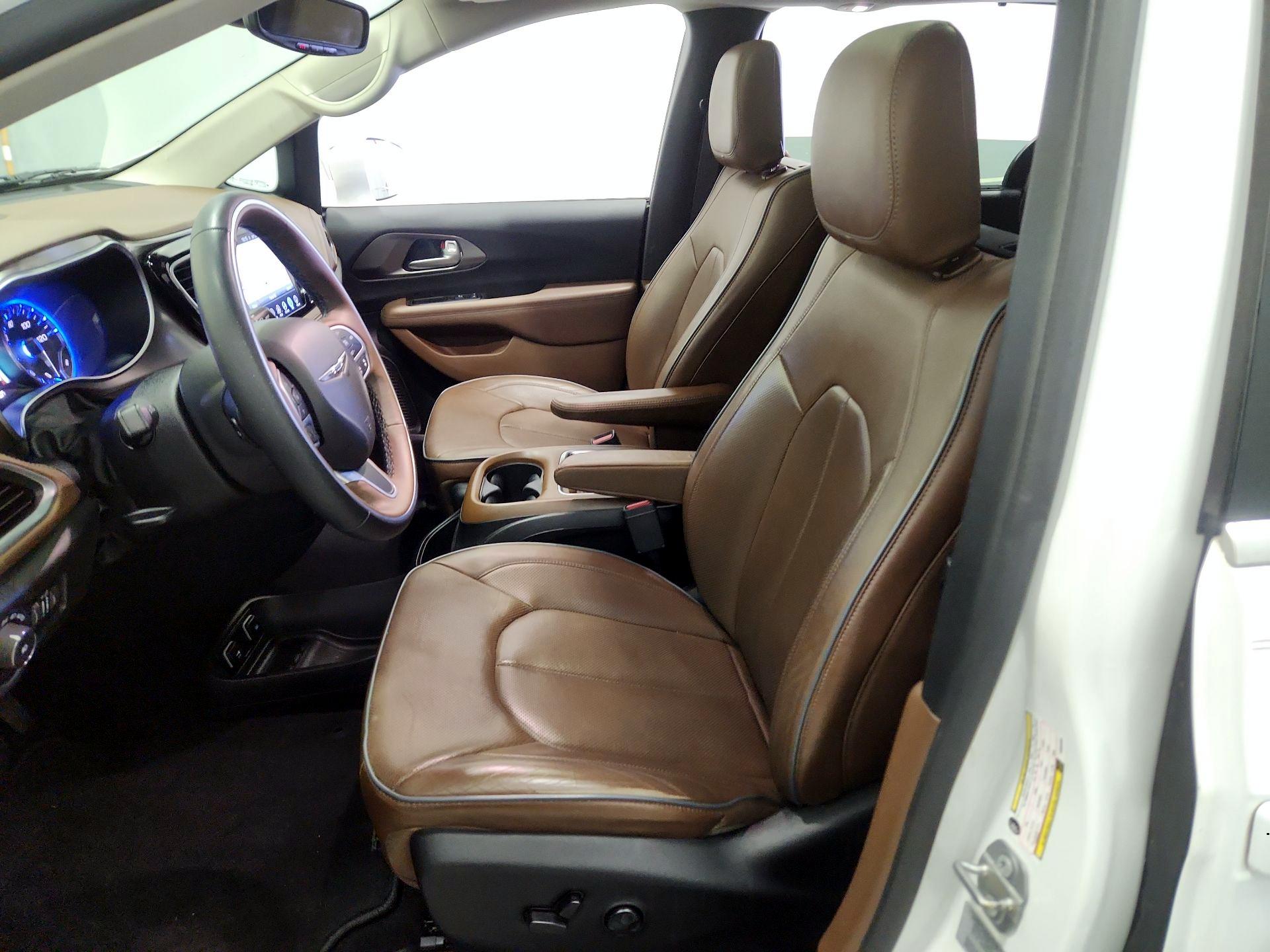 Thumbnail: 2017 Chrysler Pacifica - 11