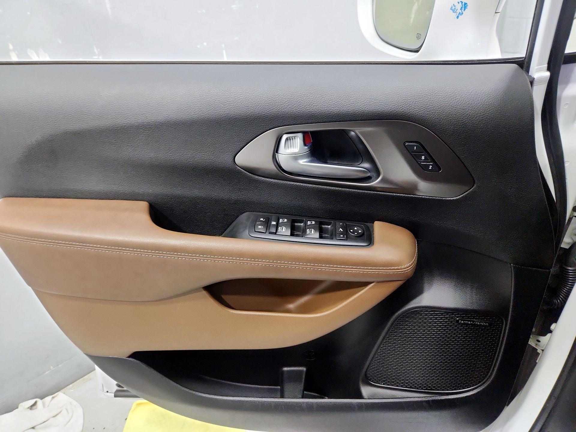 Thumbnail: 2017 Chrysler Pacifica - 12