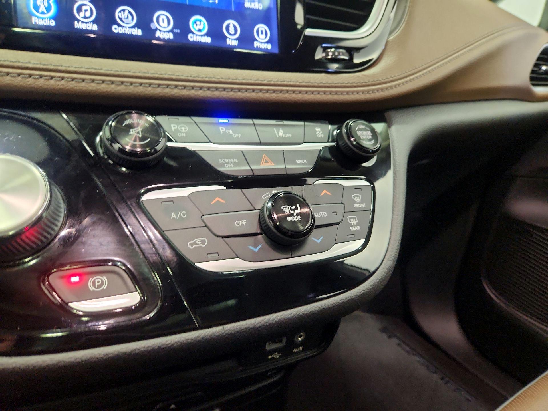 Thumbnail: 2017 Chrysler Pacifica - 17