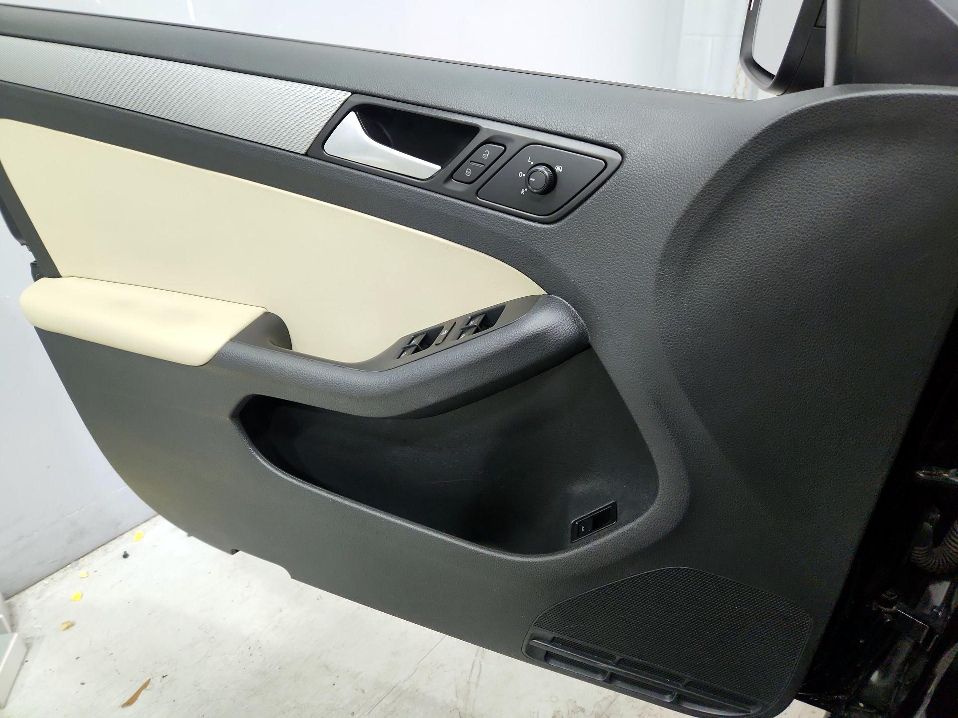 Thumbnail: 2017 Volkswagen Jetta - 12