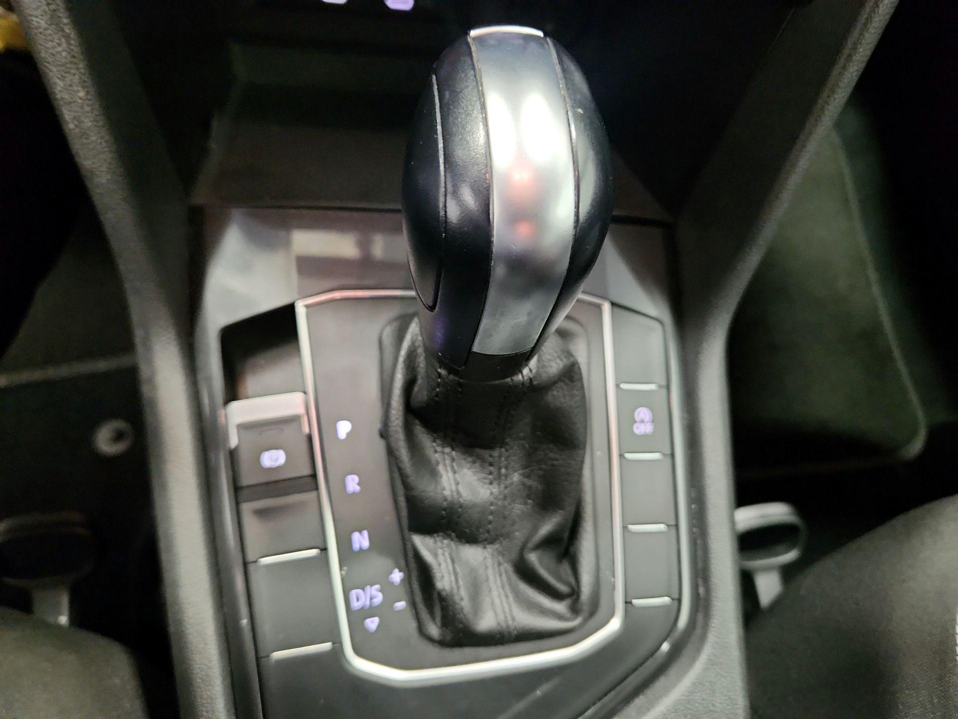 Thumbnail: 2021 Volkswagen Tiguan - 17