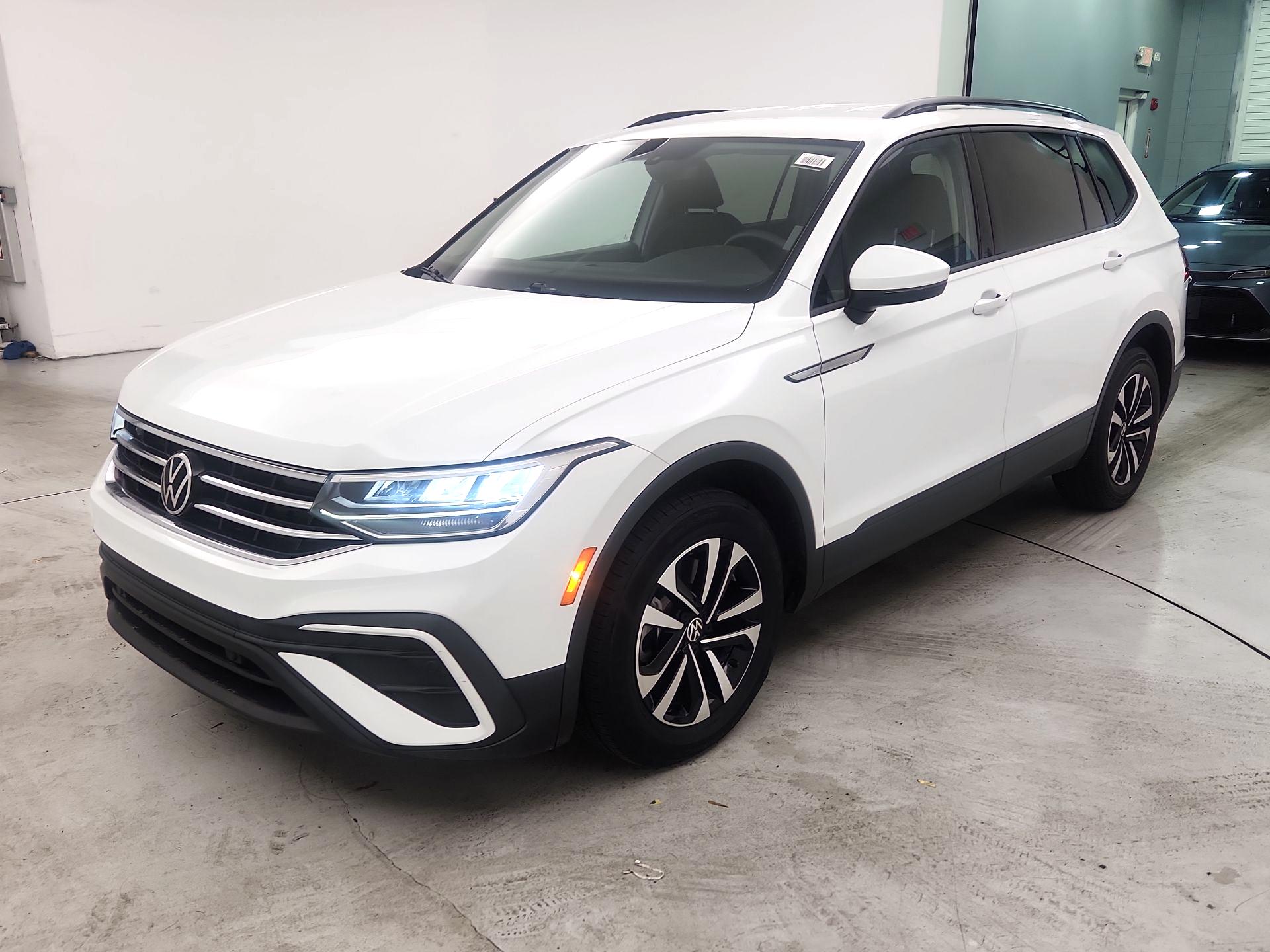 Thumbnail: 2023 Volkswagen Tiguan - 3