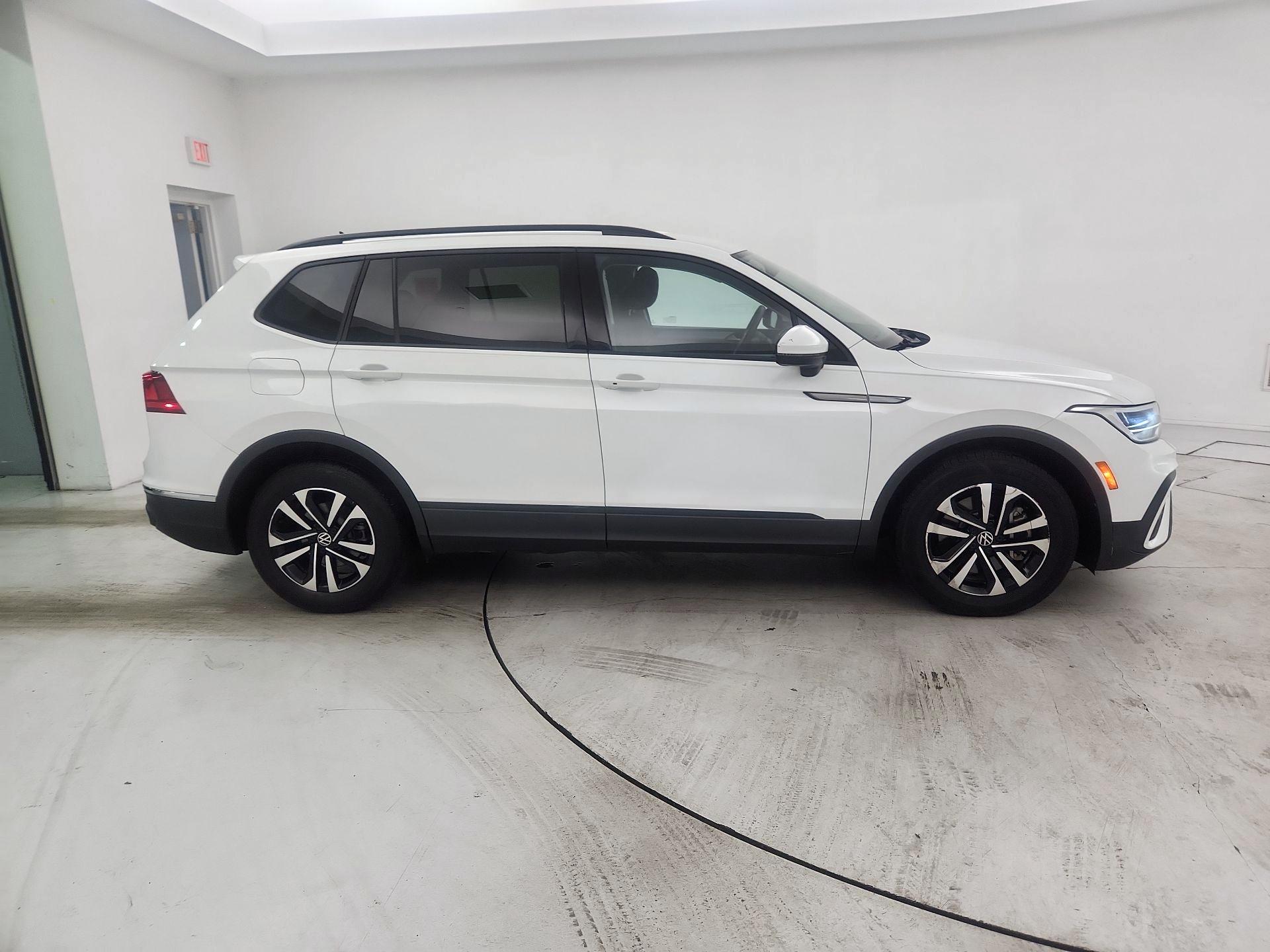 Thumbnail: 2023 Volkswagen Tiguan - 4