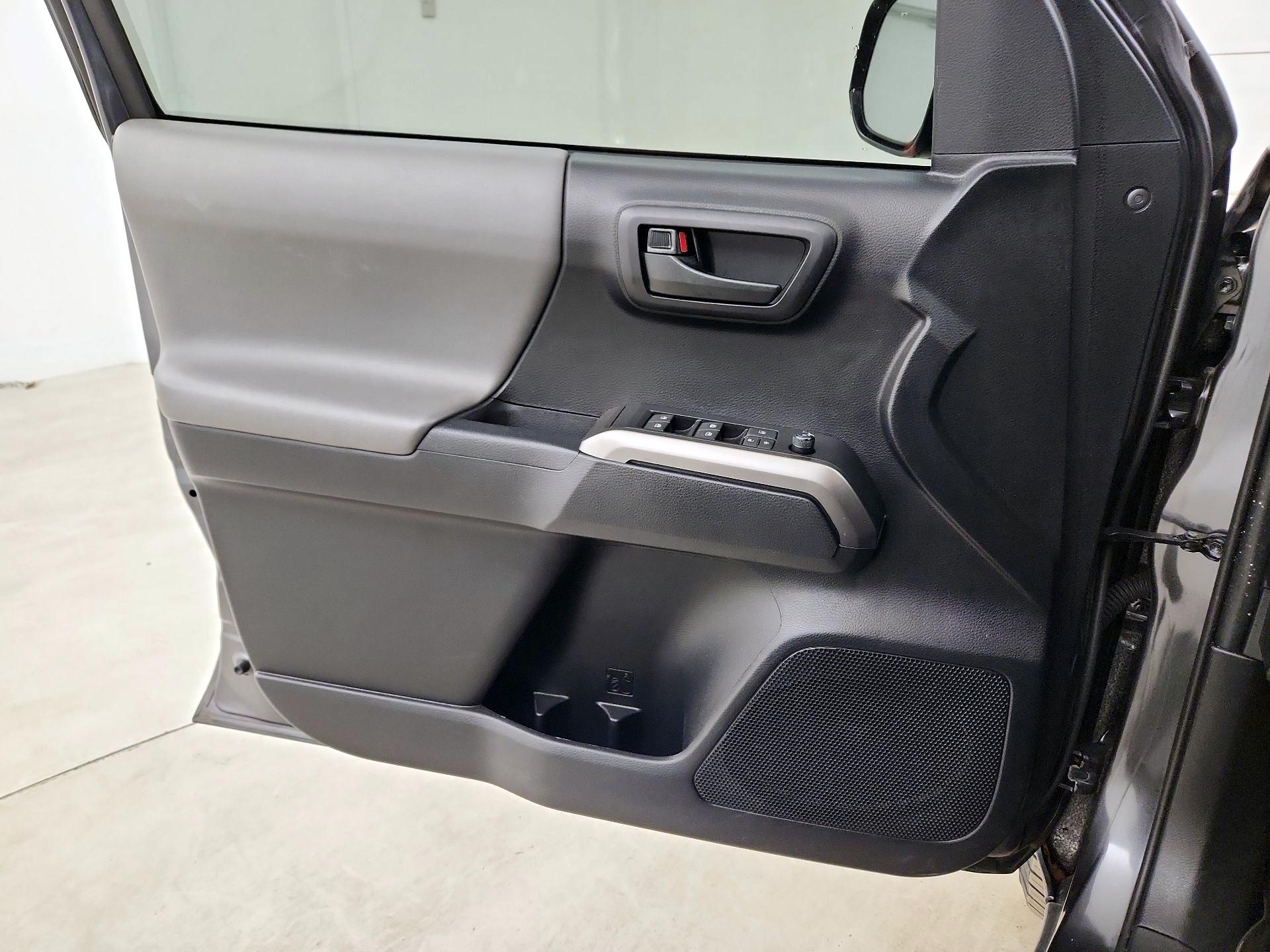 Thumbnail: 2020 Toyota Tacoma - 10