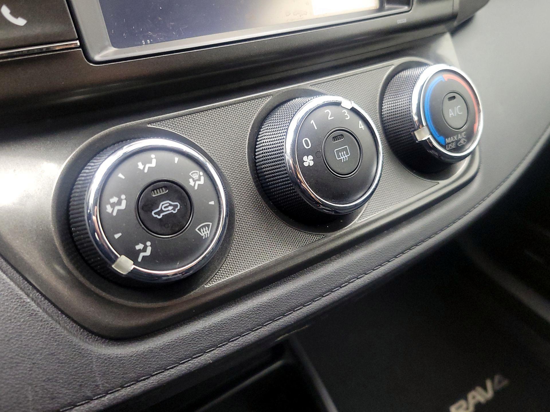 Thumbnail: 2015 Toyota RAV4 - 16