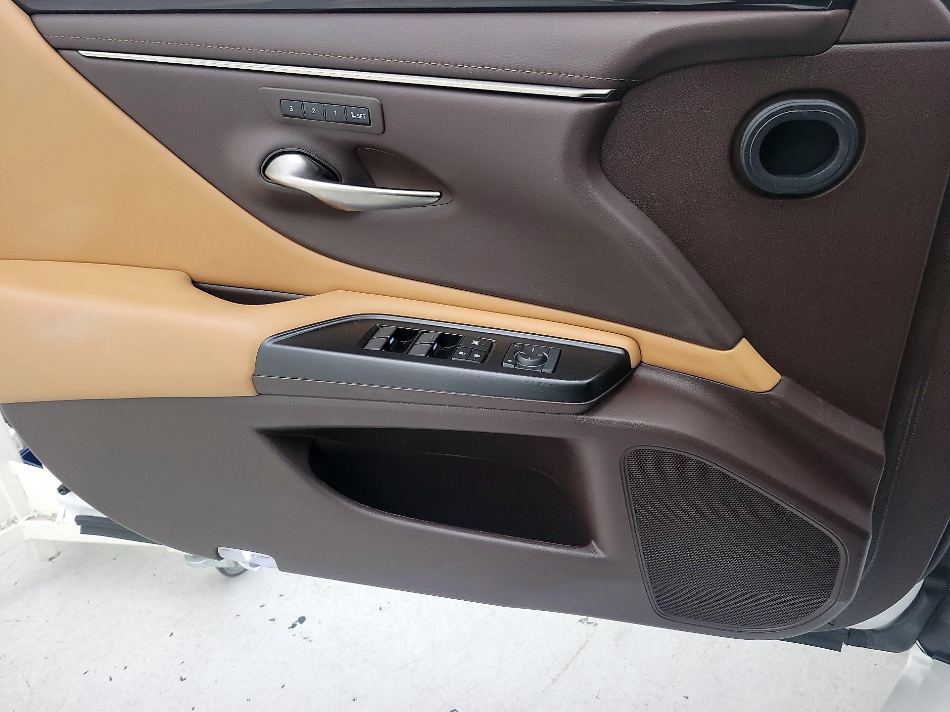 Thumbnail: 2019 Lexus ES - 12