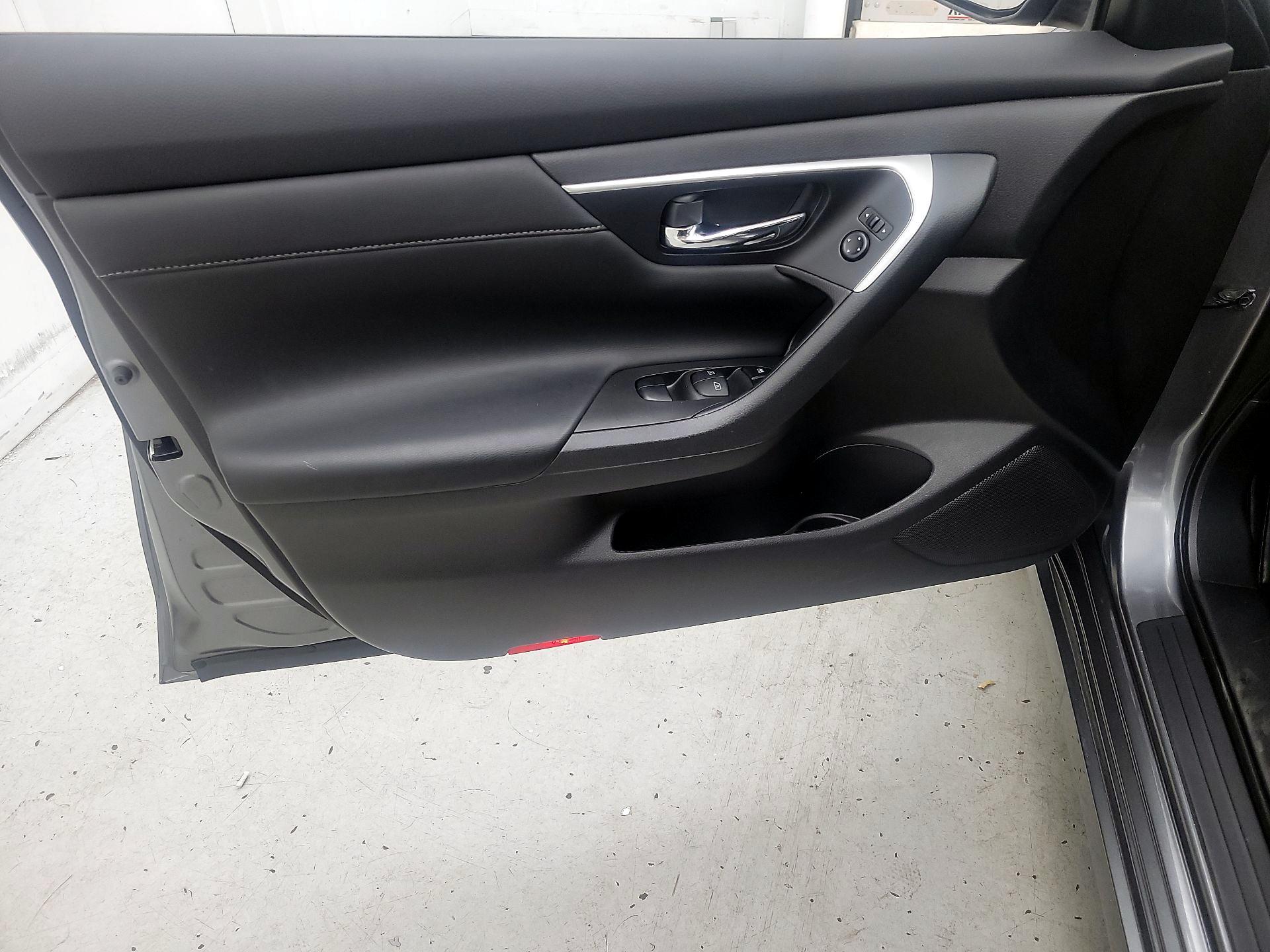 Thumbnail: 2016 Nissan Altima - 12