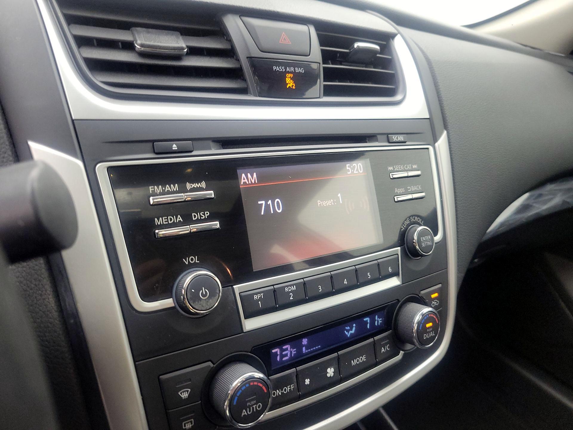 Thumbnail: 2016 Nissan Altima - 15