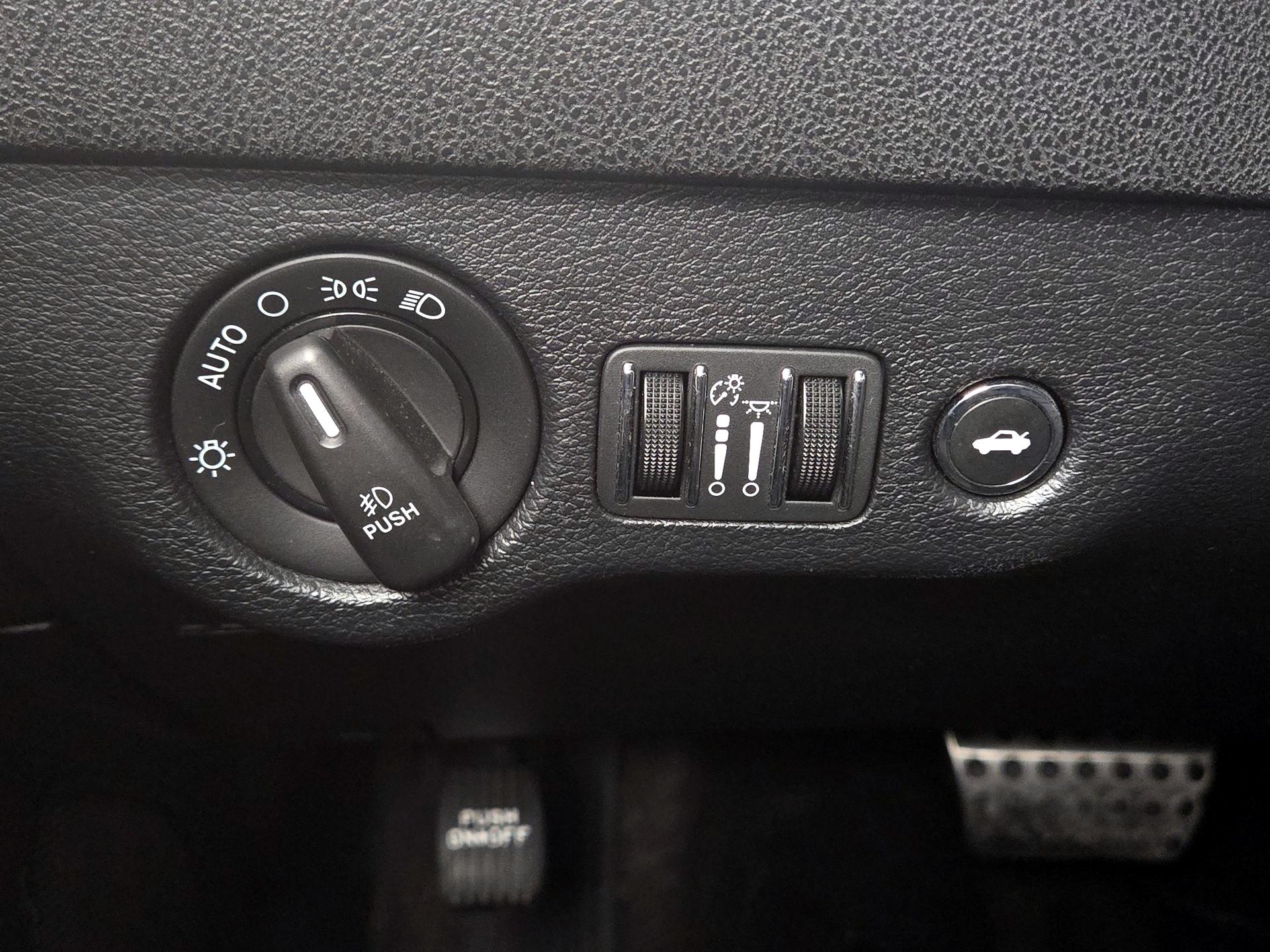 Thumbnail: 2018 Dodge Charger - 13