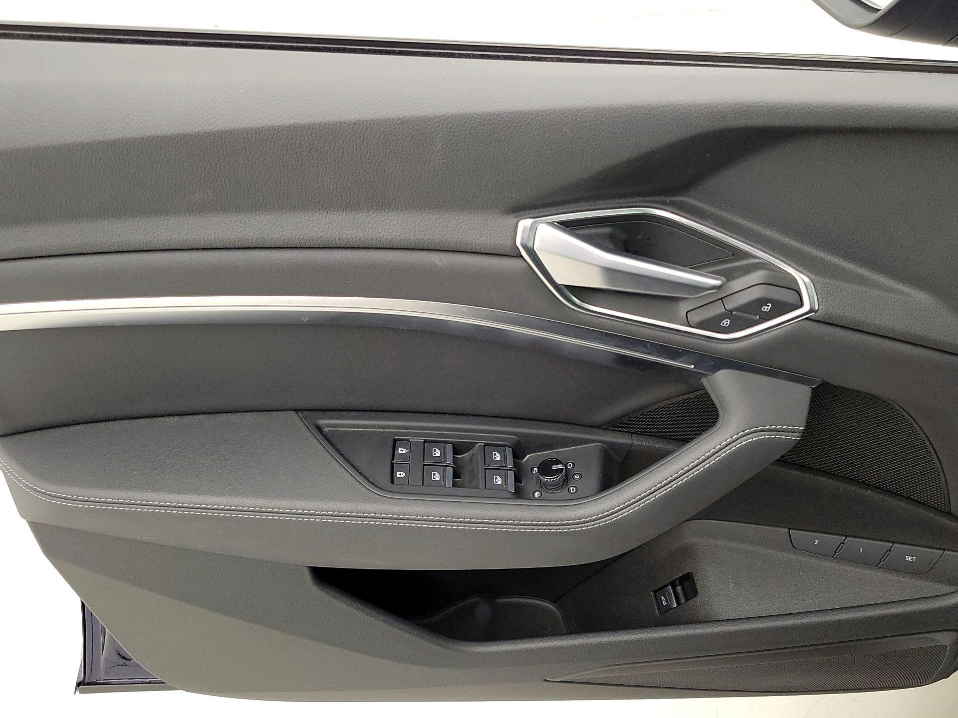 Thumbnail: 2022 Audi e-tron S - 12