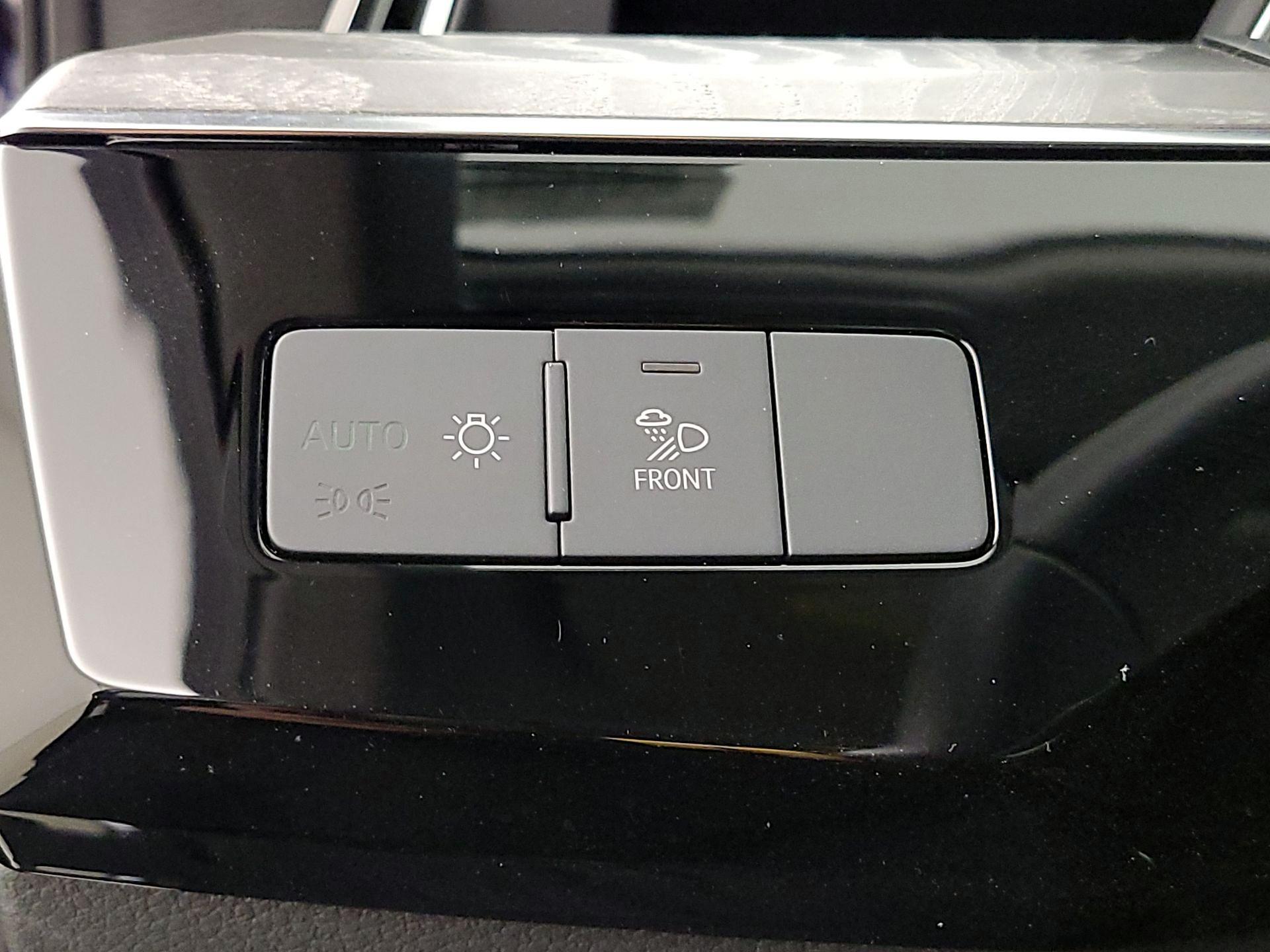 Thumbnail: 2022 Audi e-tron S - 13