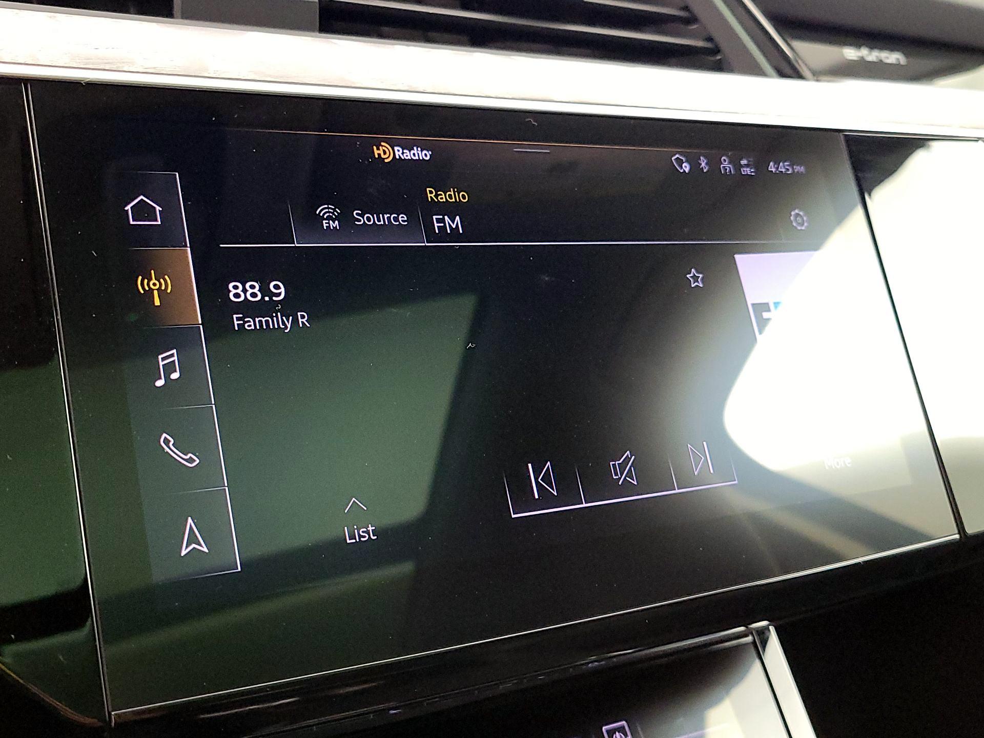 Thumbnail: 2022 Audi e-tron S - 16