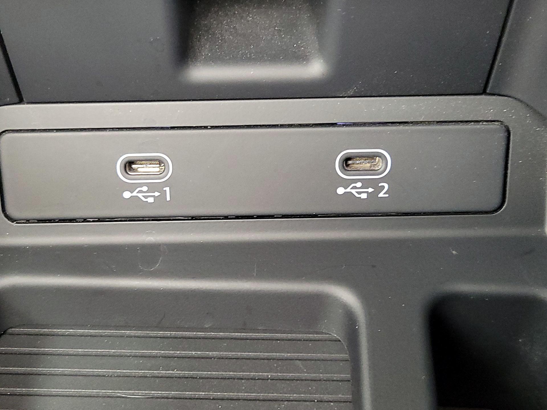 Thumbnail: 2022 Audi e-tron S - 19