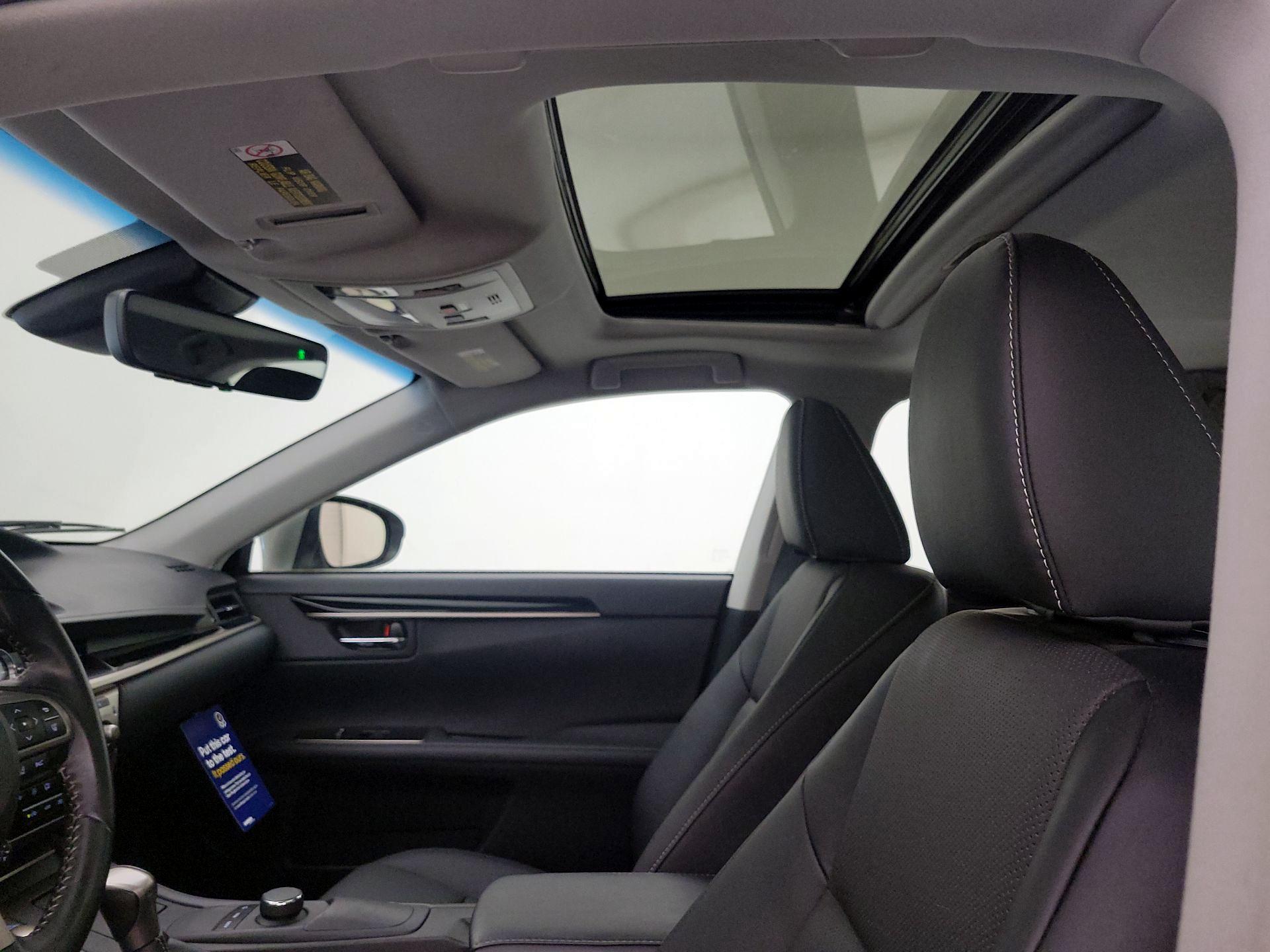 Thumbnail: 2018 Lexus ES - 19